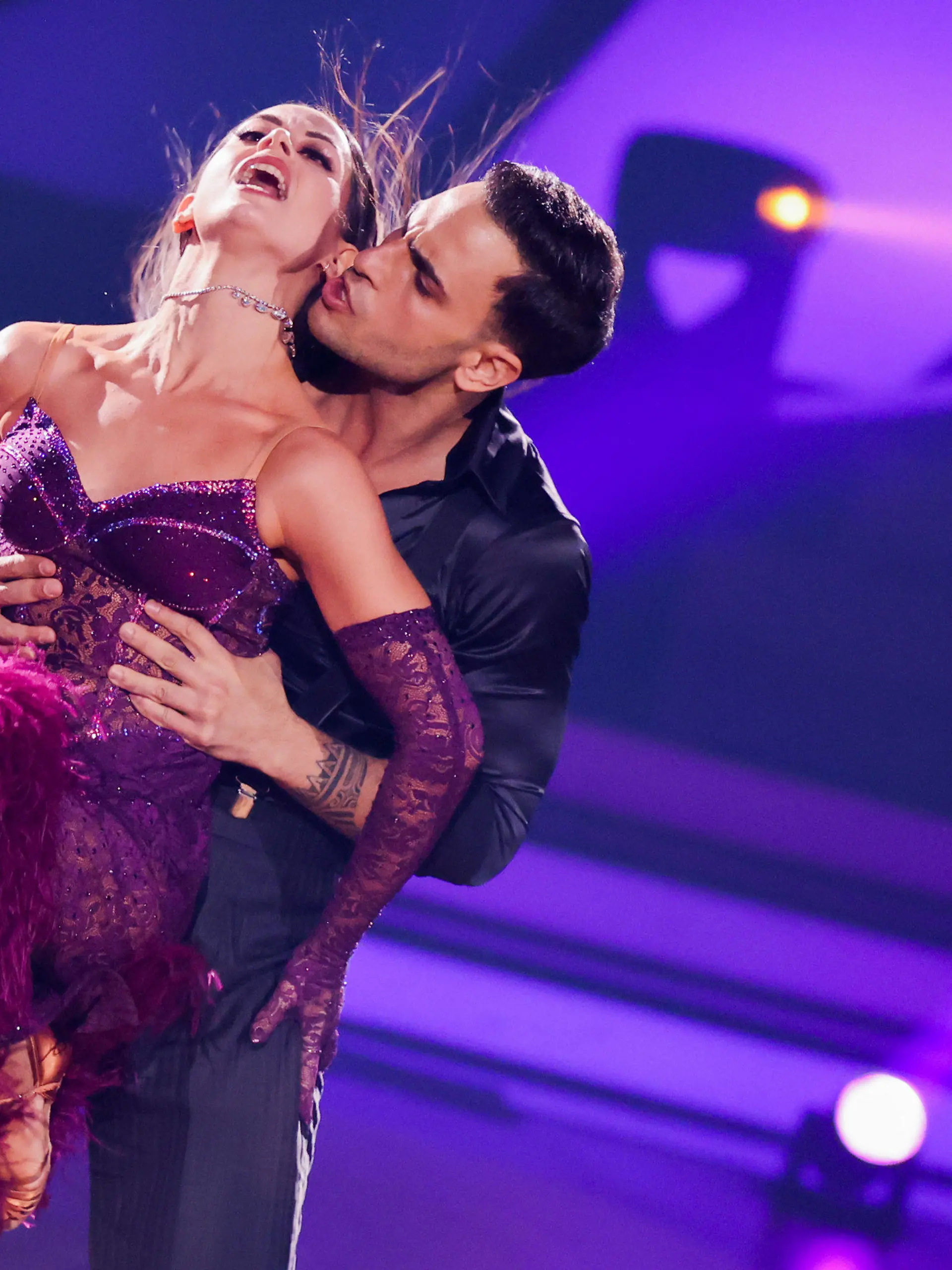 18.03.2022, Nordrhein-Westfalen, Köln: Timur Ülker, Schauspieler, Malika Dzumaev, Profitänzerin, tanzen in der RTL-Tanzshow "Let's Dance" im Coloneum. Foto: Rolf Vennenbernd/dpa +++ dpa-Bildfunk +++