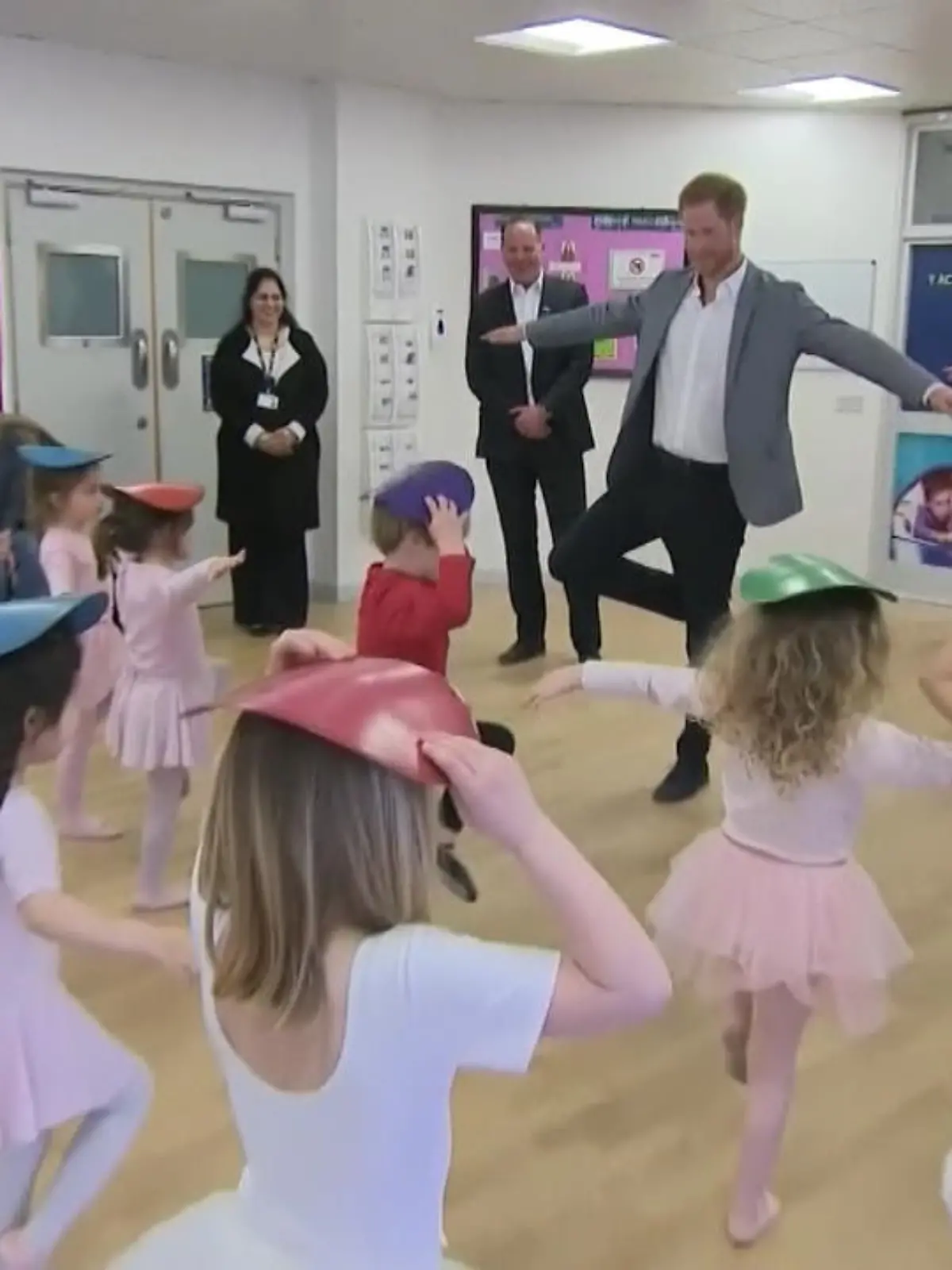 Bild zu: "Prinz Harry tanzt Ballett"