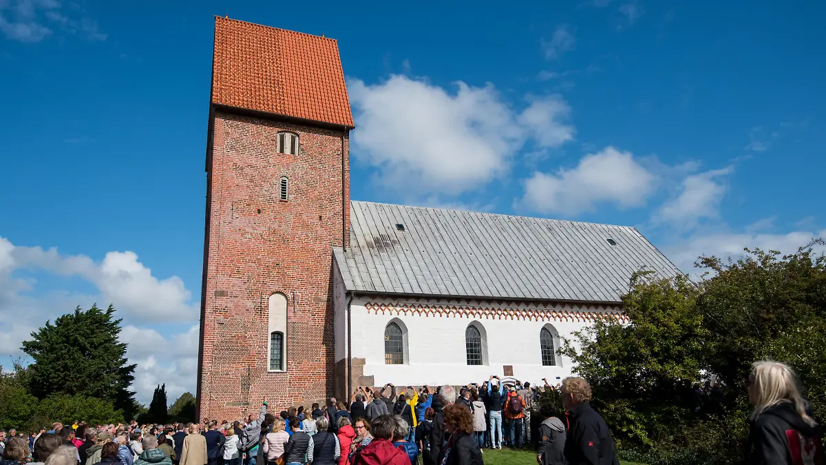 08.09.2018, Schleswig-Holstein, Sylt, Keitum: Zahlreiche Schaulustige warten während der Hochzeit von Modedesigner Guido Maria Kretschmer und Frank Mutters vor der Kirche St. Severin. Foto: Daniel Bockwoldt/dpa
