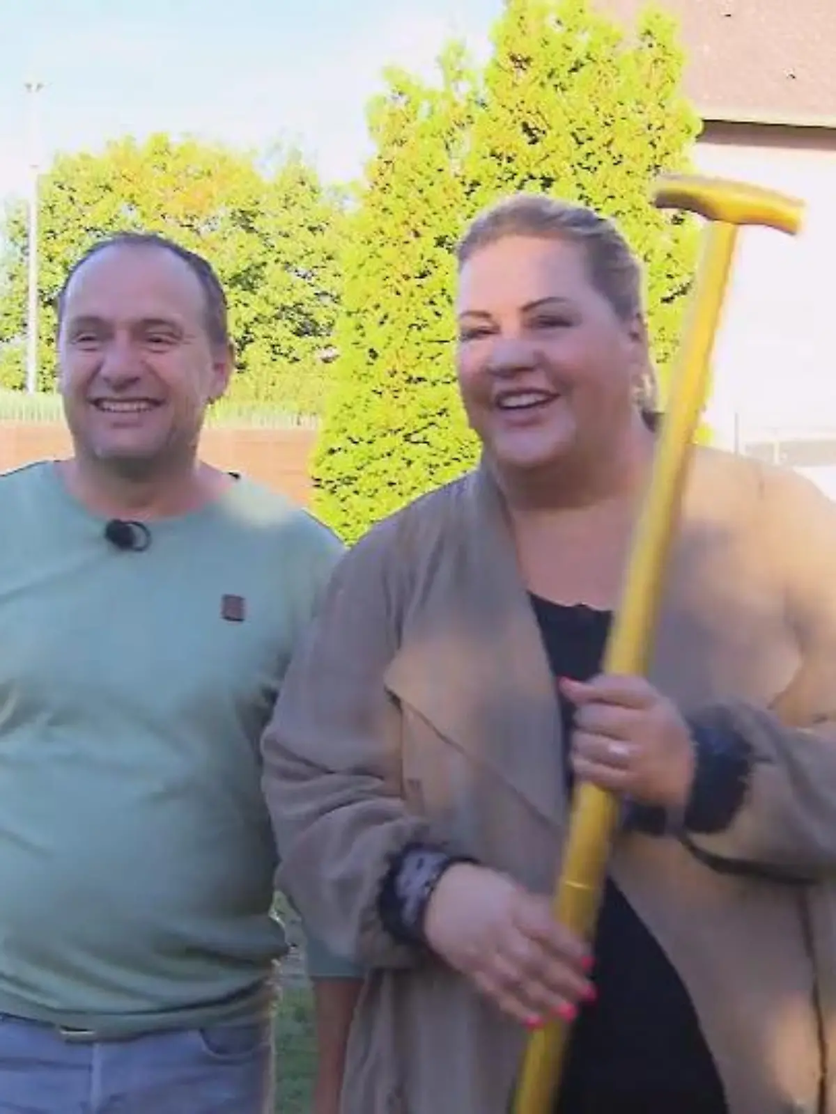 Bild zu: "Und der goldene Spaten geht an..."