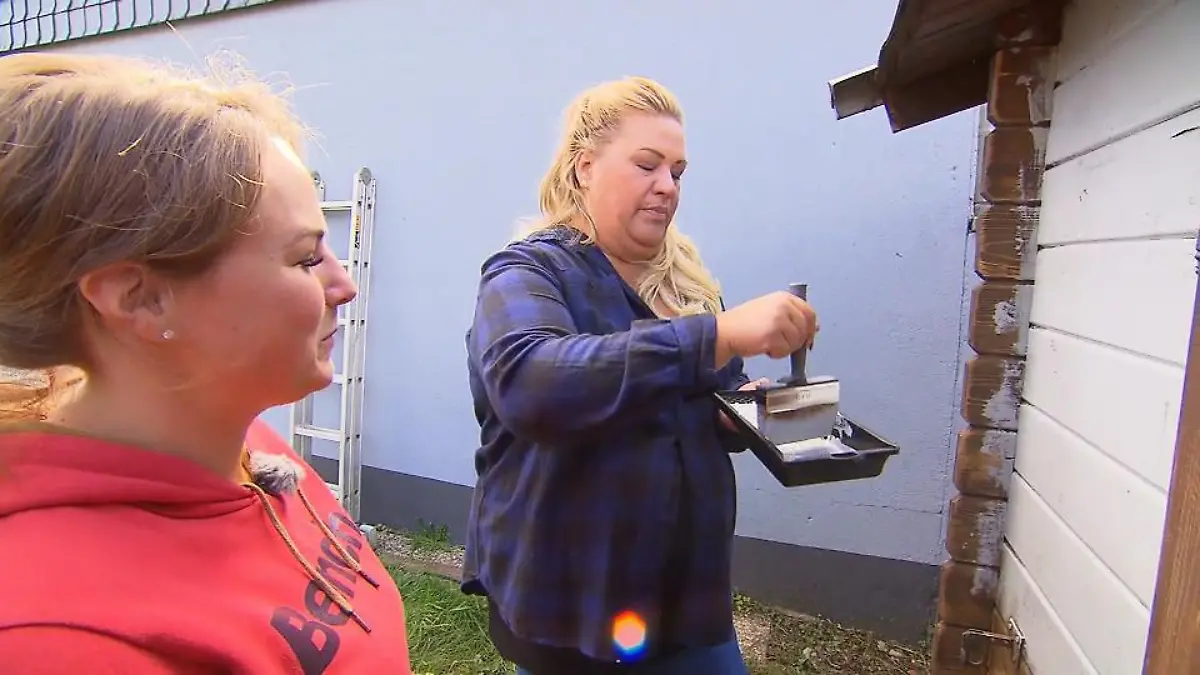 Ilka geht den Teilnehmern zur Hand Unsere Dekoexpertin