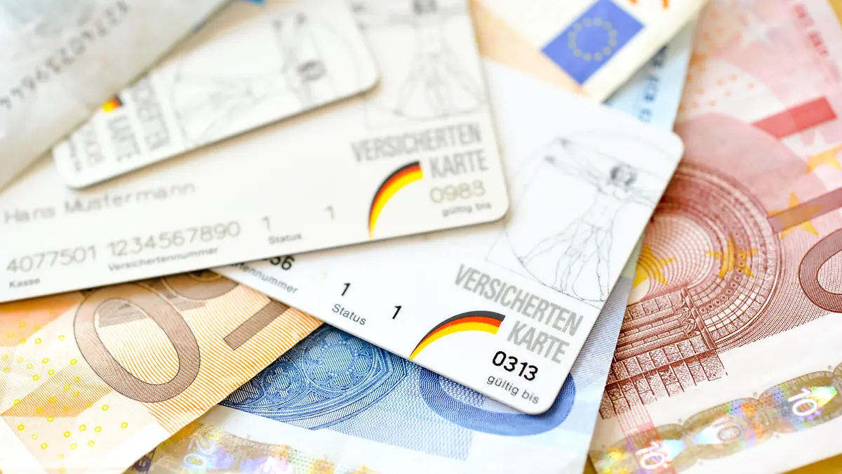 Bildnummer: 53777974  Datum: 05.02.2010  Copyright: imago/Niehoff
Krankenkassen Versicherungskarten und Euroscheine Symbolfoto Krankenversicherung Versicherungsbeitrag Beiträge kbdig xkg 2010 quer Beitrag Beiträge Erhöhung Geld Bargeld Geldschein Banknote Banknoten Geldscheine Gesund Gesundheit Gesundheitswesen Kosten Preis Kostensteigerung Krankenkasse Krankenkassen Krankenkassenbeitrag Krankenkassenbeiträge Krankenkassenkarte Krankenkassenchipkarte Versicherung Versicherungen Versicherungskarte Versicherungskarten erhöht erhöhte Gesundheitskosten o0 Finanzen Euro

Bildnummer 53777974 Date 05 02 2010 Copyright Imago Niehoff Health insurance companies Insurance cards and Euro notes Symbolic image Health insurance Insurance contribution Contributions Kbdig xkg 2010 horizontal Contribution Contributions Increase Money Cash Money Banknote Banknotes Cash receipts healthy Health Health care Costs Prize Cost increase Health insurance Health insurance companies Health insurance contribution Health insurance contributions Health insurance card Health insurance smart card Insurance Insurance Insurance card Insurance cards increased increased Healthcare costs o0 Finance Euro 