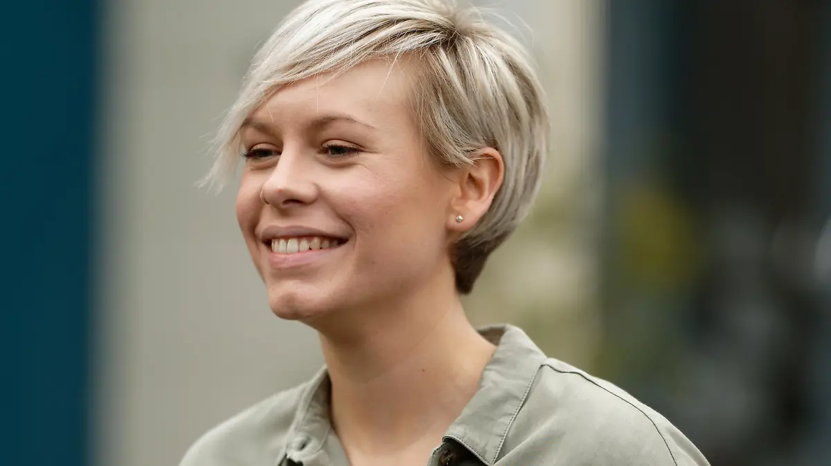 Schauspielerin Jasmin Minz (Kim Bremer) steht in der Kulisse der RTL Serie "Alles was zählt".