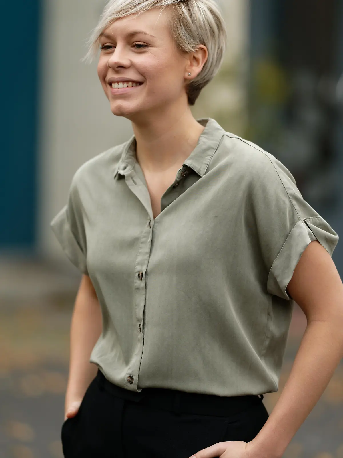 Schauspielerin Jasmin Minz (Kim Bremer) steht in der Kulisse der RTL Serie "Alles was zählt".