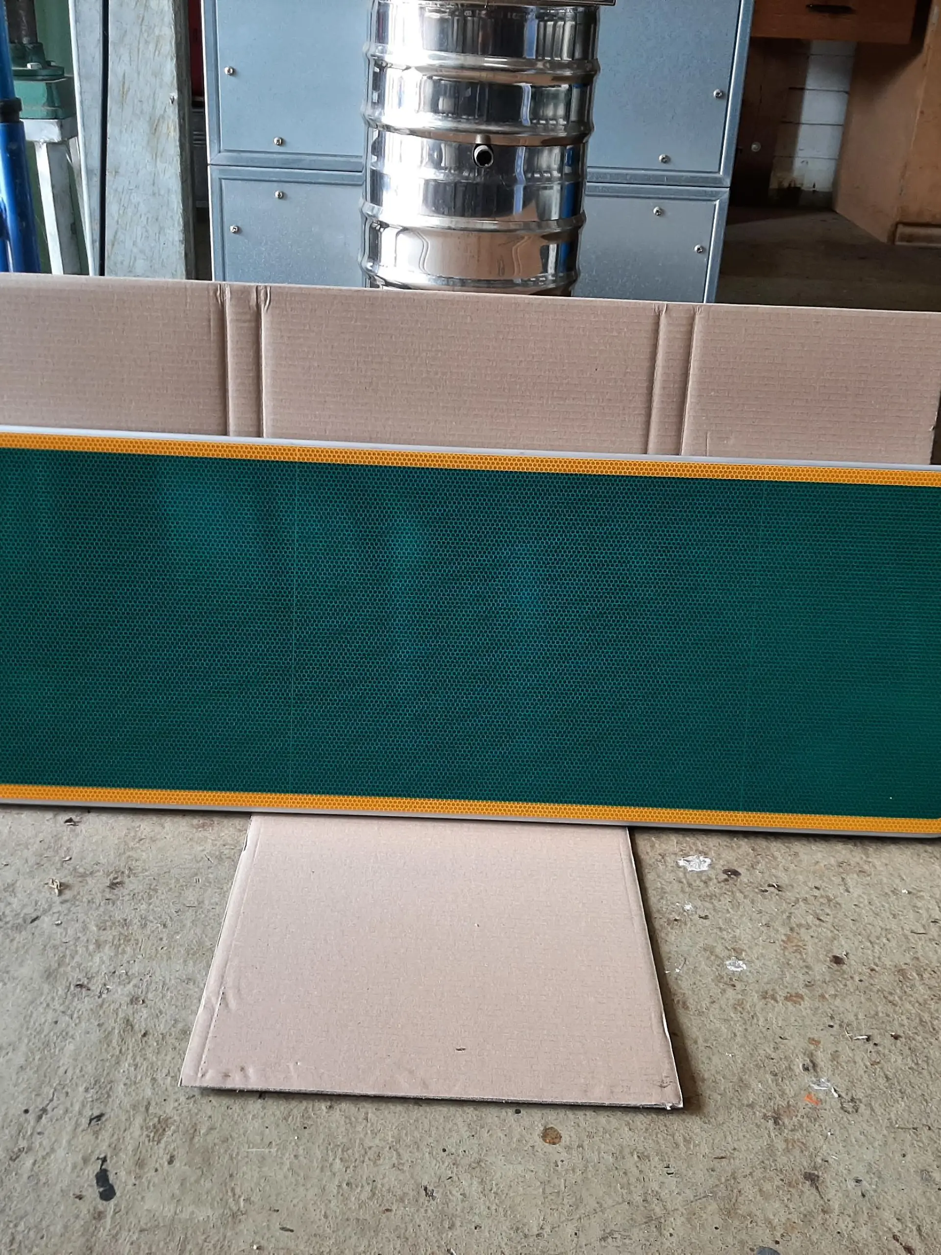 Ein Unikat: So ist das grün und gelb umrandete Schild bei der Straßenmeisterei in Nordhorn angekommen - ohne Aufschrift.