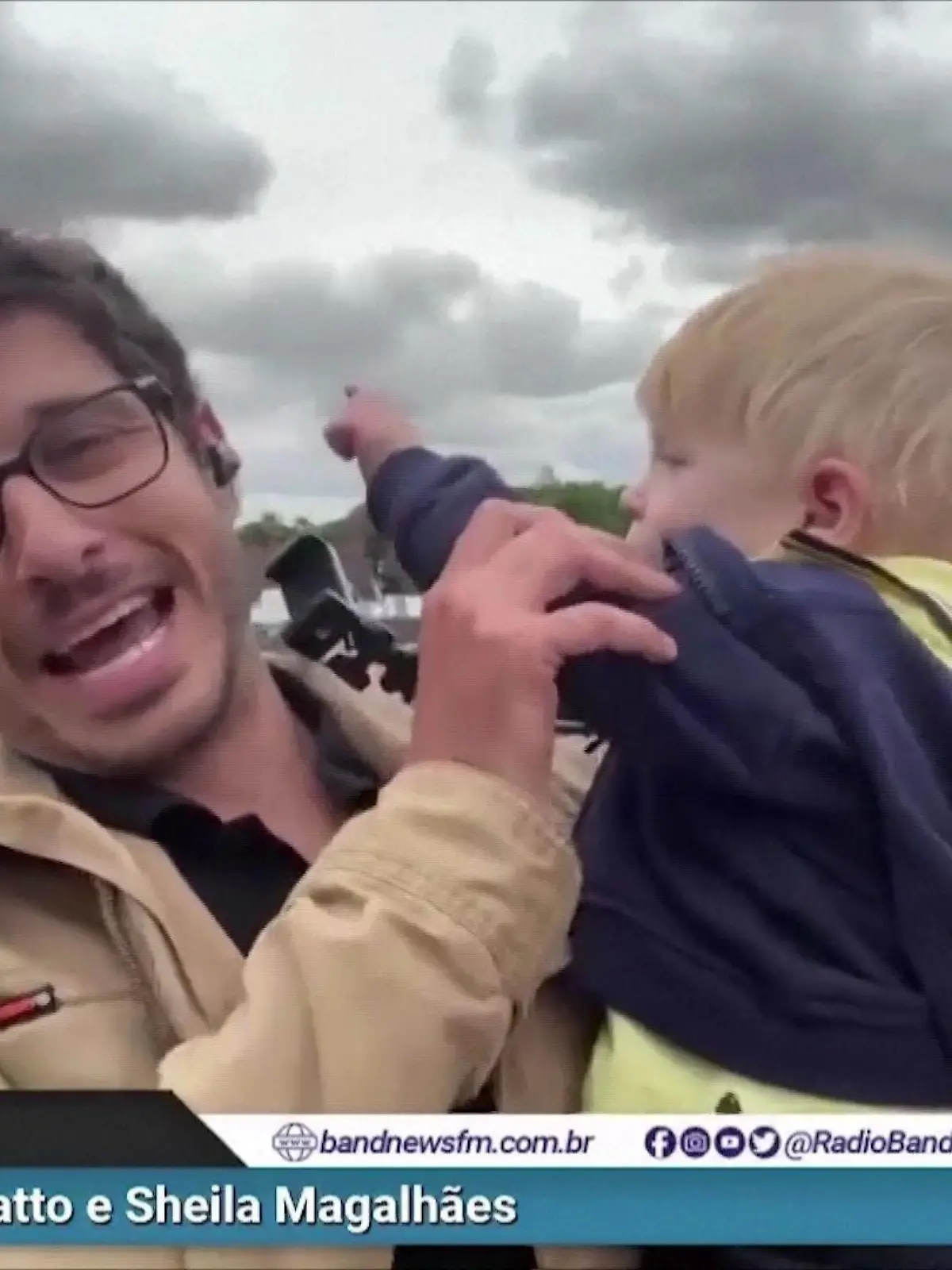 Mit Söhnchen Lucas auf Live-Schalte! Das Video des brasilianischen Reporters Felipe Kieling geht um die Welt
