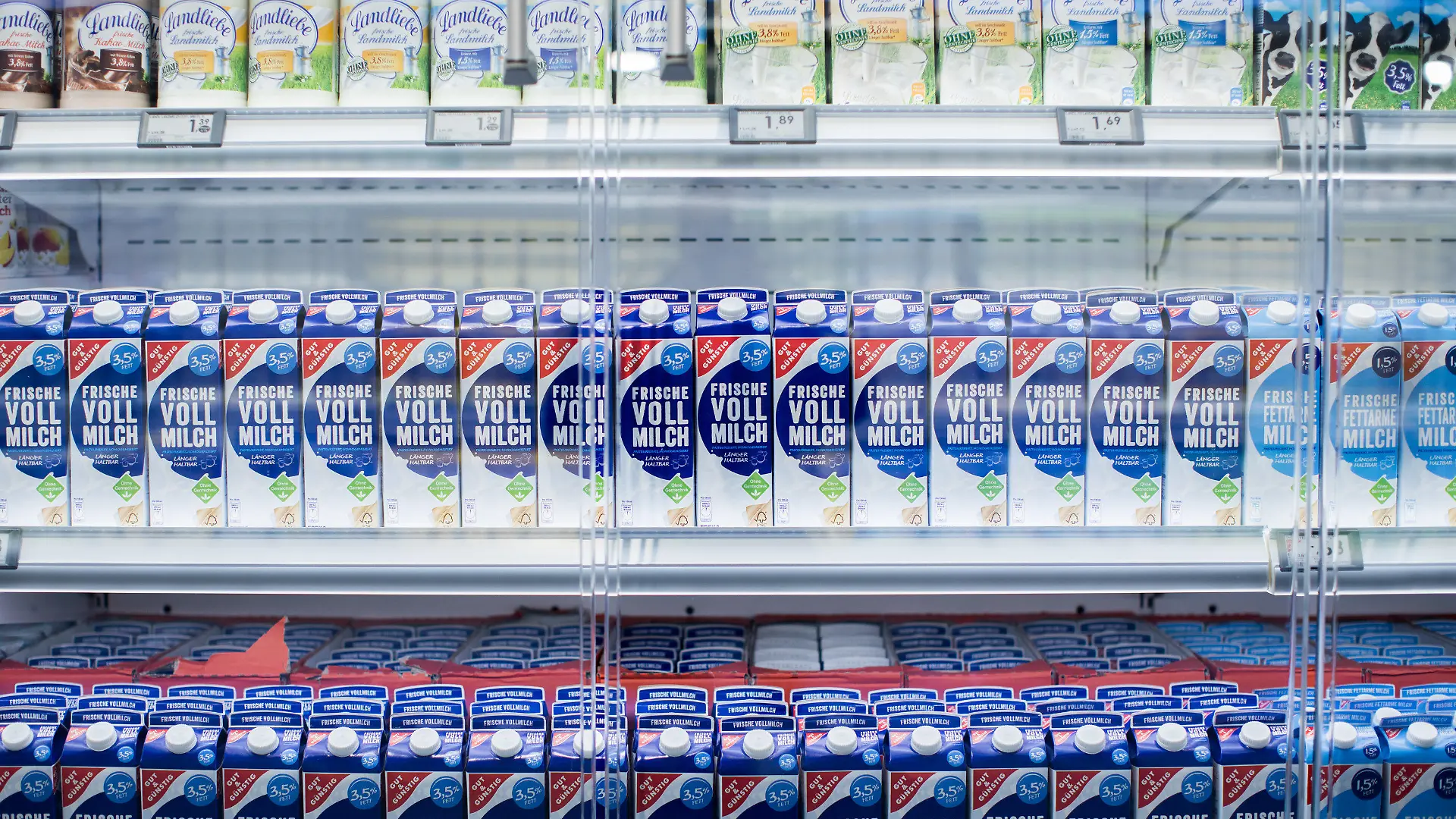 ARCHIV - 21.03.2018, Nordrhein-Westfalen, Düsseldorf: Milch im Kühlregal in einer Edeka-Filiale. Fleisch und Milchprodukte sollten nach Ansicht der Umweltschutzorganisation Greenpeace mit höheren Steuern belastet werden. (zu dpa "Greenpeace fordert höhere Mehrwertsteuer für Fleisch und Milch") Foto: Rolf Vennenbernd/dpa +++ dpa-Bildfunk +++