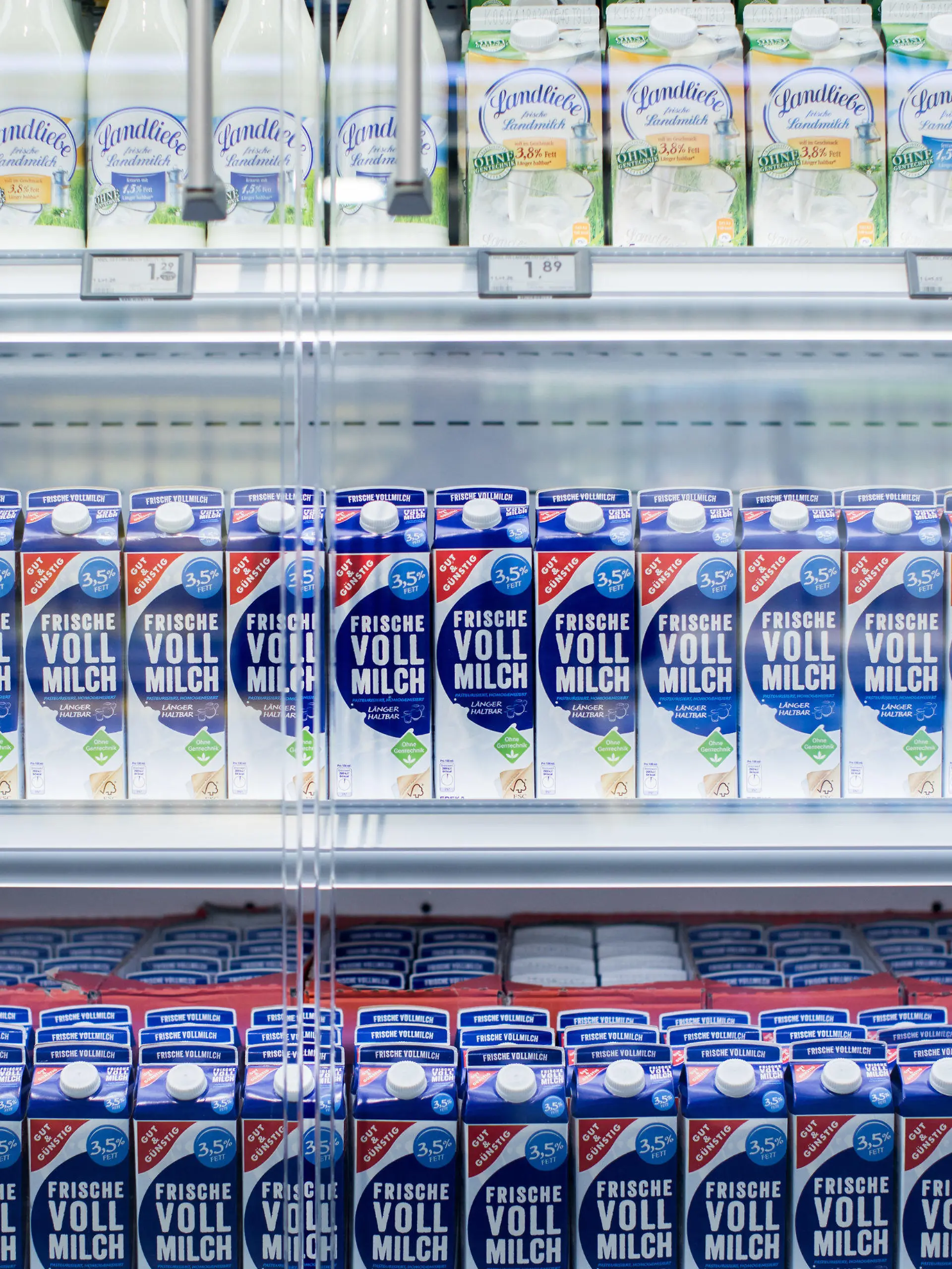 ARCHIV - 21.03.2018, Nordrhein-Westfalen, Düsseldorf: Milch im Kühlregal in einer Edeka-Filiale. Fleisch und Milchprodukte sollten nach Ansicht der Umweltschutzorganisation Greenpeace mit höheren Steuern belastet werden. (zu dpa "Greenpeace fordert höhere Mehrwertsteuer für Fleisch und Milch") Foto: Rolf Vennenbernd/dpa +++ dpa-Bildfunk +++