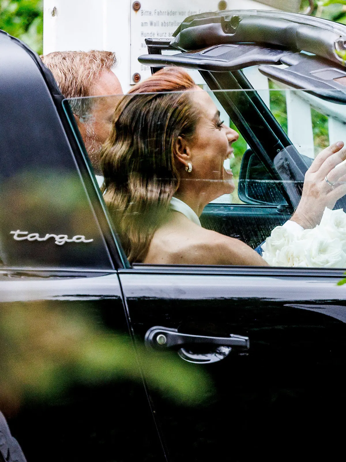 dpatopbilder - 09.07.2022, Schleswig-Holstein, Keitum/Sylt: Bundesfinanzminister Christian Lindner (FDP) und seine Frau Franca Lehfeldt kommen nach der kirchlichen Trauung aus der Kirche St. Severin und steigen in einen Porsche Targa. Lindner hat seine Partnerin Lehfeldt am 07. Juli 2022 auf Sylt standesamtlich geheiratet. Foto: Axel Heimken/dpa +++ dpa-Bildfunk +++