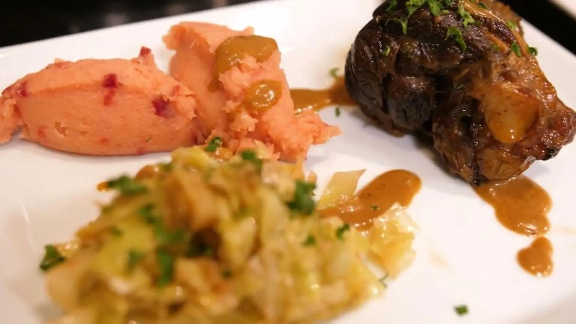Heidschnuckenhaxe mit Backpflaumensauce Delikatesse aus der Lüneburger Heide