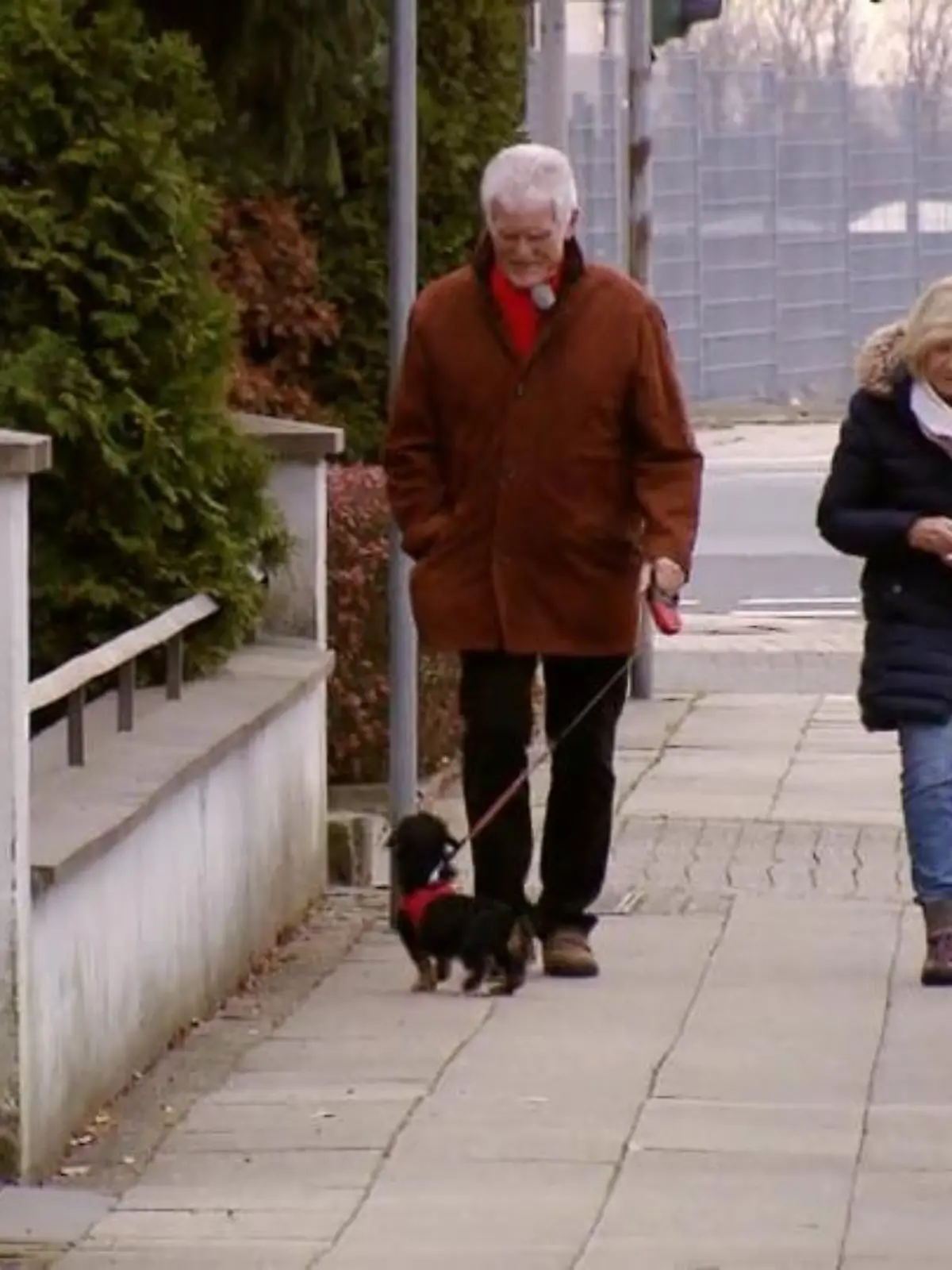 Bild zu: "Ist hier endlich Ruhe beim Spazierengehen?"