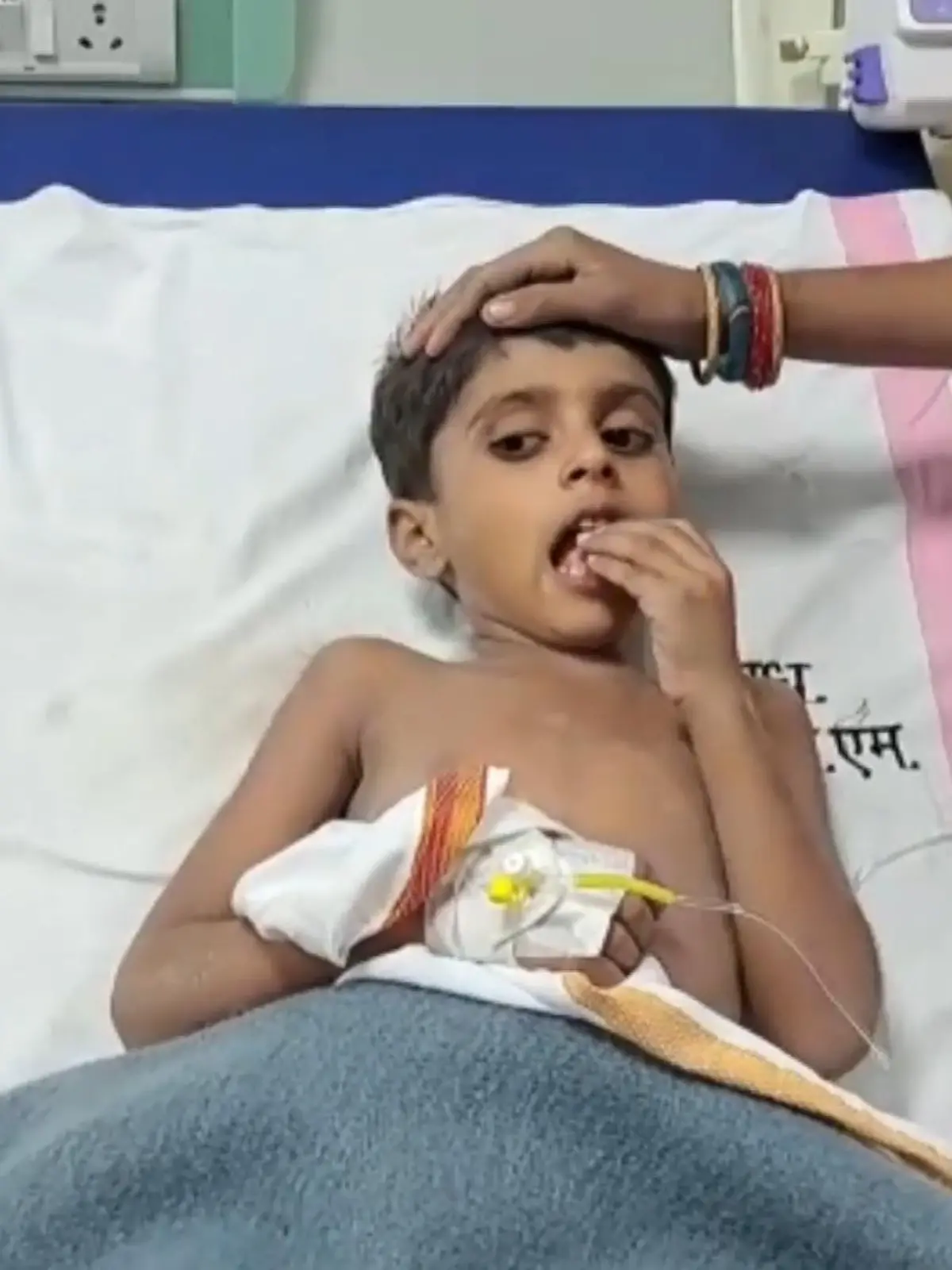 Ein 5-Jähriger fällt im indischen Bundesstaat Madhya Pradesh in einen circa neun Meter tiefen Brunnen. Nach acht Stunden wird der kleine Junge gerettet.