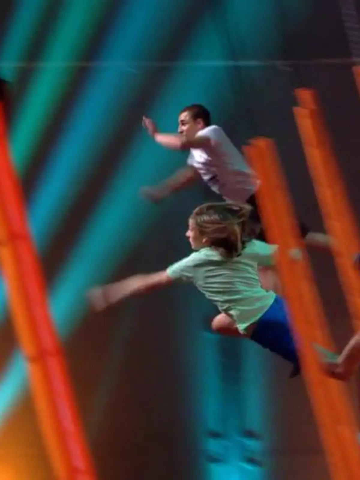 Bild zu: "Waldemar und Vincent fliegen parallel zum Buzzer"