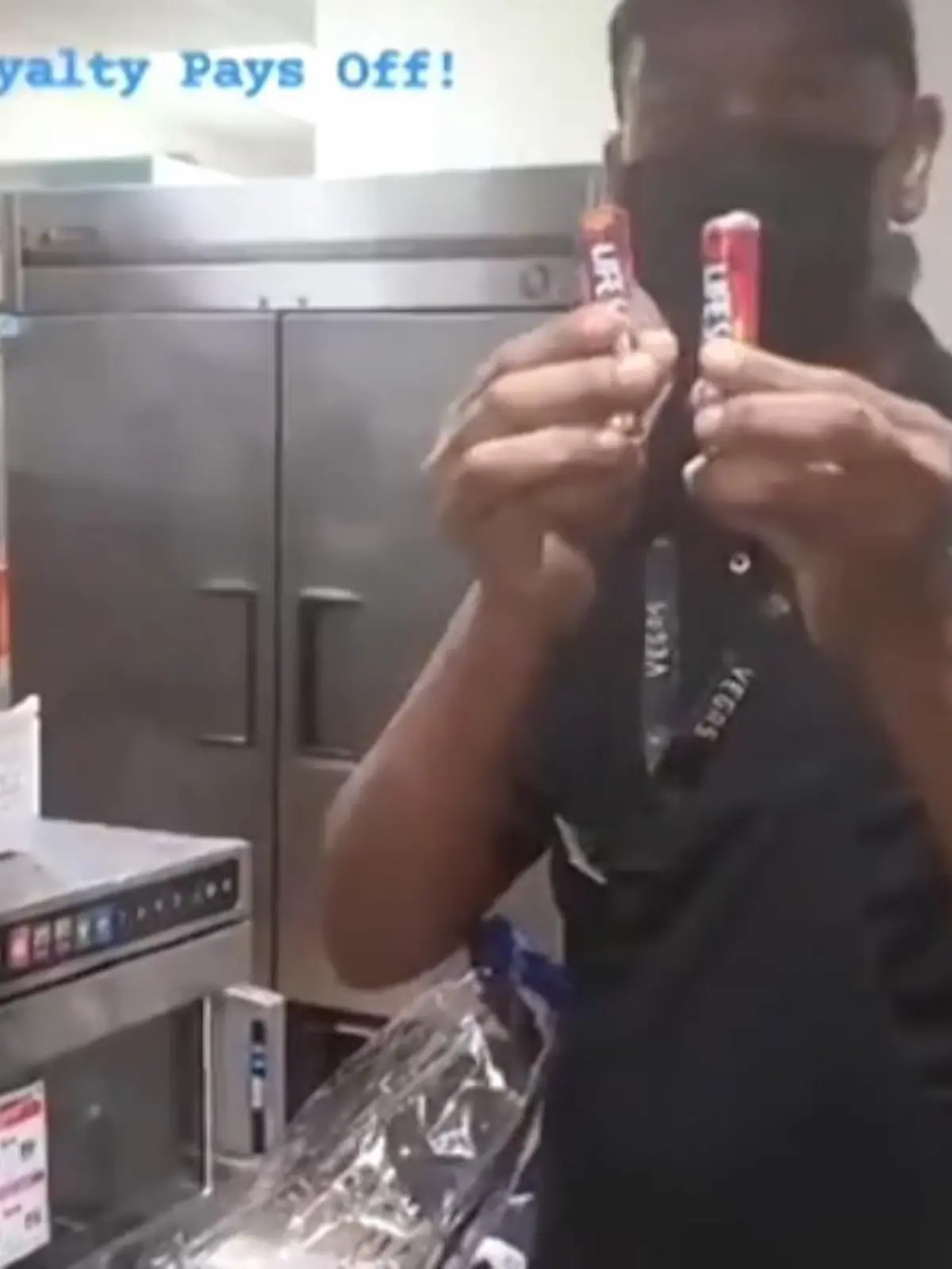 Seine Geschichte hat so viele Menschen bewegt: Für 27 Jahre harte und loyale Arbeit hat ein 54-jähriger Burger-King-Mitarbeiter einfach nur eine Überraschungstüte mit ein paar Goodies bekommen. Das Netz ist empört und hat reagiert. Mittlerweile sind so viele Spenden zusammengekommen, dass sich sein Schicksal gewendet hat…