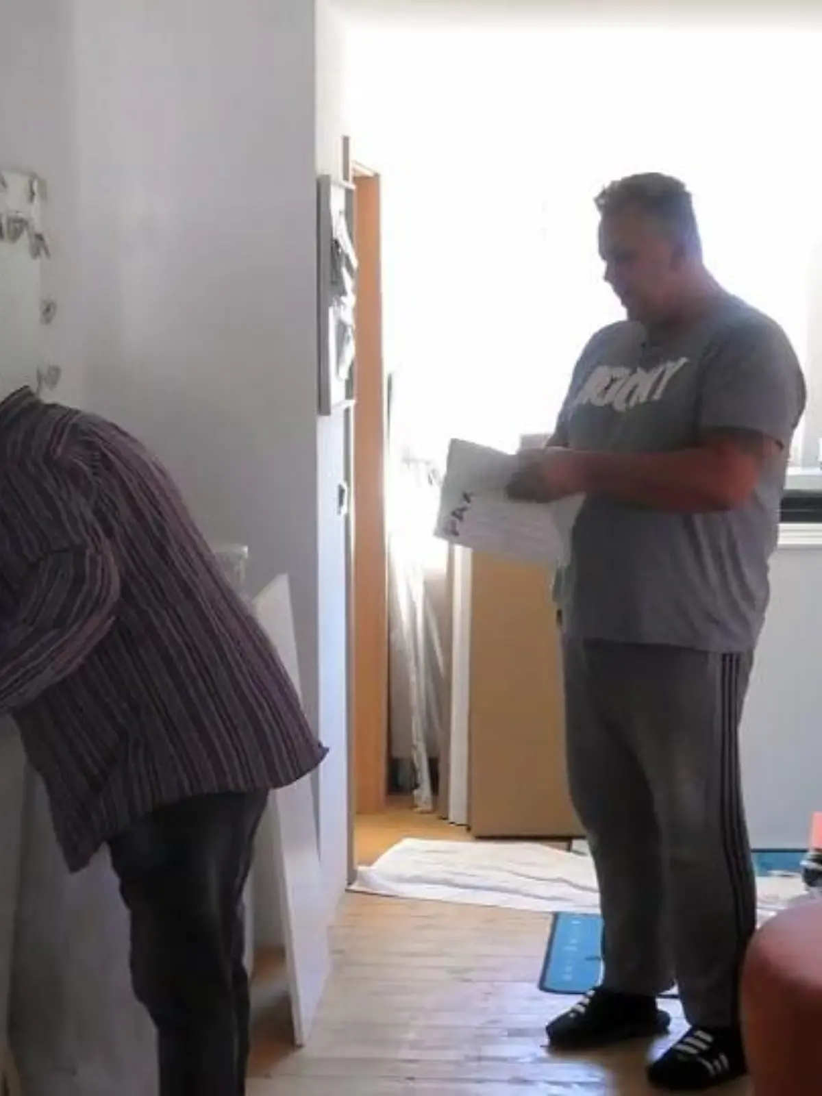 Bild zu: "Friedhelm hilft beim Schrank-Aufbau"
