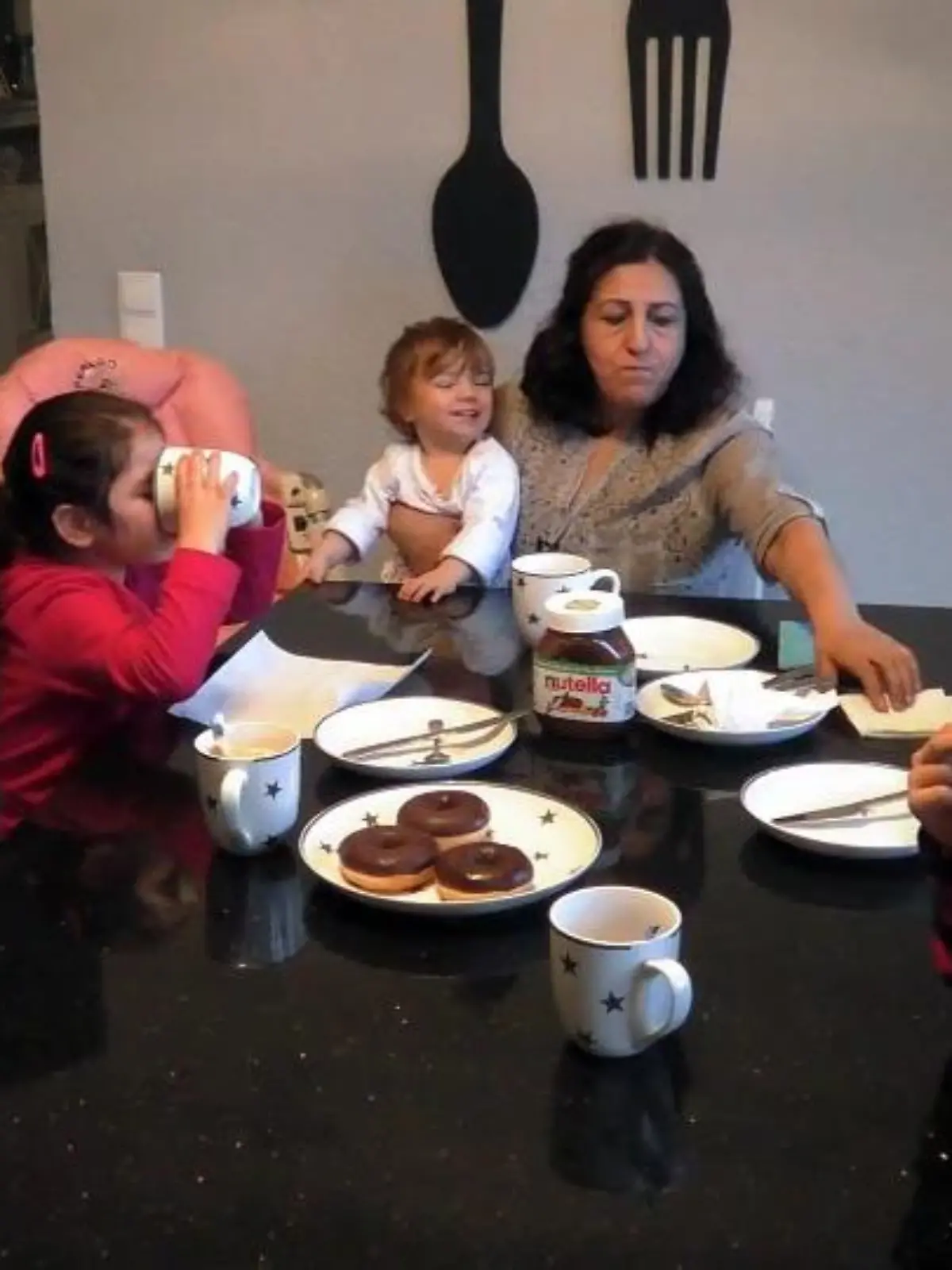 Bild zu: "Mit der ganzen Familie am Frühstückstisch"