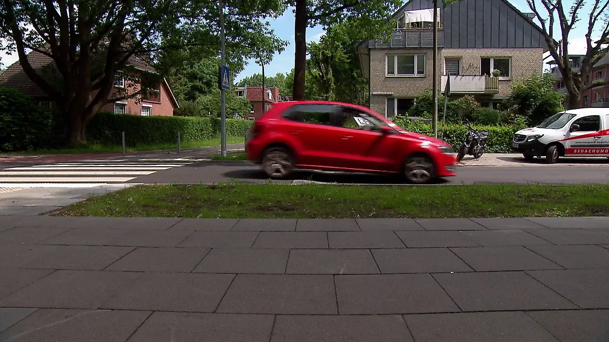 Um diesen bürgersteighohen Hubbel dreht sich der ganze Ärger