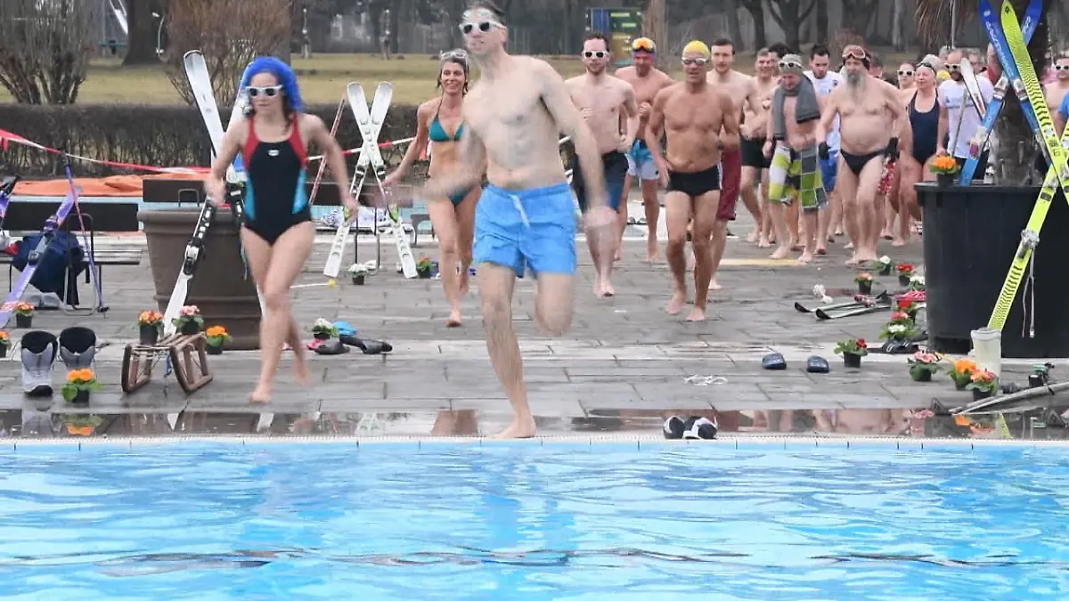 Die Freibadsaison ist eröffnet Pack die Badehose ein