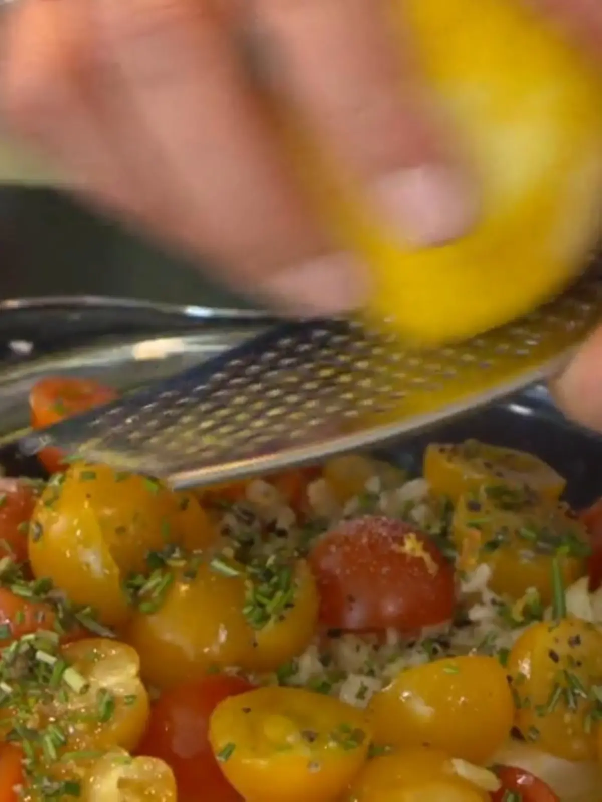 Wir haben uns zwei absolute Trendgerichte der Stunde vorgeknöpft: Die Baked Feta Pasta mit Käse und Tomaten aus dem Ofen sowie den gesunden Green Goddess Salad mit Weißkohl, Gurken und Nüssen. Wie beides zubereitet wird und schmeckt, zeigen Koch Semi Hassine und RTL-Reporterin Kathrin Degen im Video!