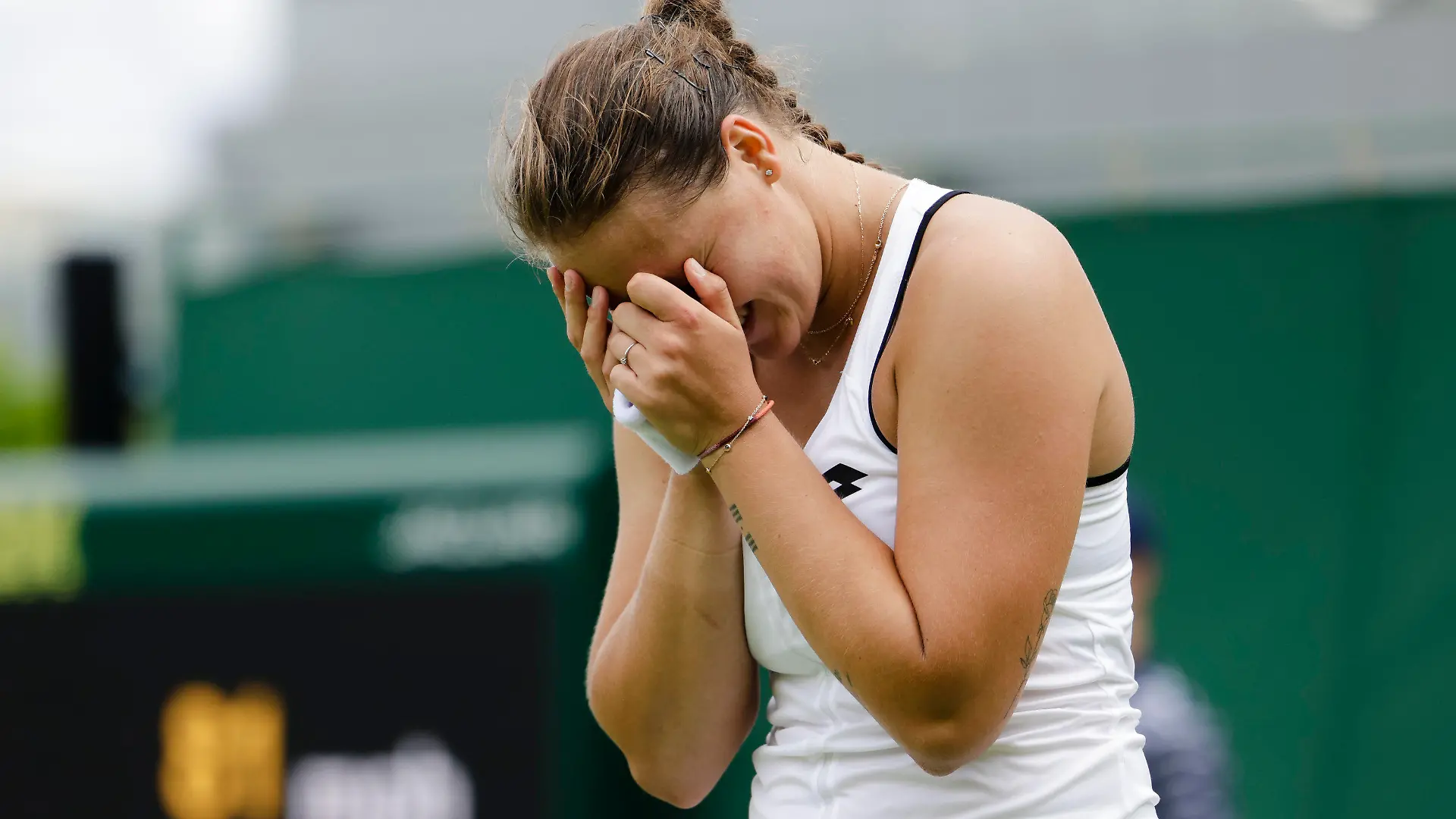 01.07.2022, Großbritannien, London: Tennis: Grand Slam - Wimbledon, Einzel, Damen, 3. Runde. Niemeier (Deutschland) - Tsurenko (Ukraine). Jule Niemeier jubelt nach ihrem Sieg. Foto: Frank Molter/dpa +++ dpa-Bildfunk +++
