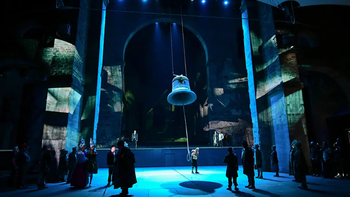 30.06.2022, Hessen, Bad Hersfeld: Blick auf eine Szene der Medienprobe bei den Bad Hersfelder Festspielen zu «Notre Dame» in der Stiftsruine mit dreidimensionalen Spezialeffekten. Zum Auftakt der 71. Spielzeit feiert das Stück nach einem Klassiker von Victor Hugo am 1. Juli in einer Inszenierung von Intendant Hinkel Premiere. Foto: Uwe Zucchi/dpa +++ dpa-Bildfunk +++