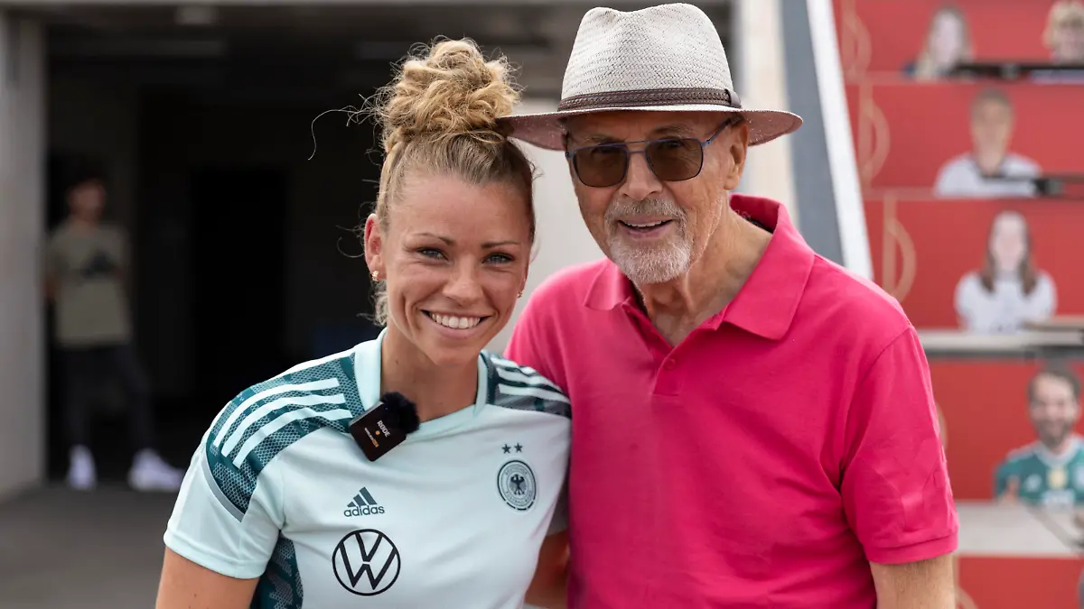 HERZOGENAURACH, GERMANY - JUNE 27: Linda Dallmann with Franz Beckenbauer during the training camp of the German Women's national football team on June 27, 2022 in Herzogenaurach, Germany. (Photo by Maja Hitij/Getty Images for DFB)