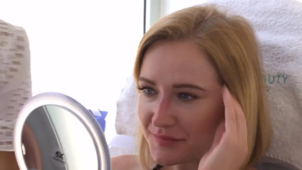 Natalias gefällt ihr Profil wieder Behandlung mit Spritze