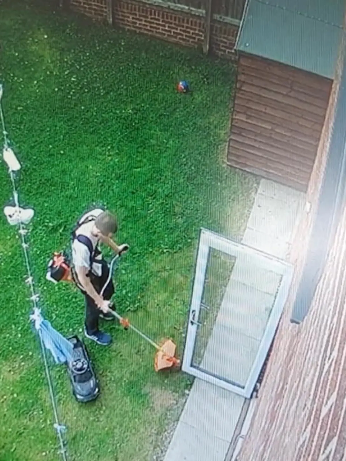 Upps! Kyle aus Großbritannien wollte eigentlich nur den Rasen trimmen. Doch ein kleines Missgeschick sorgte dafür, dass er - unbeabsichtigt - die komplette Glastür auf der Terrasse zerstört hat.
