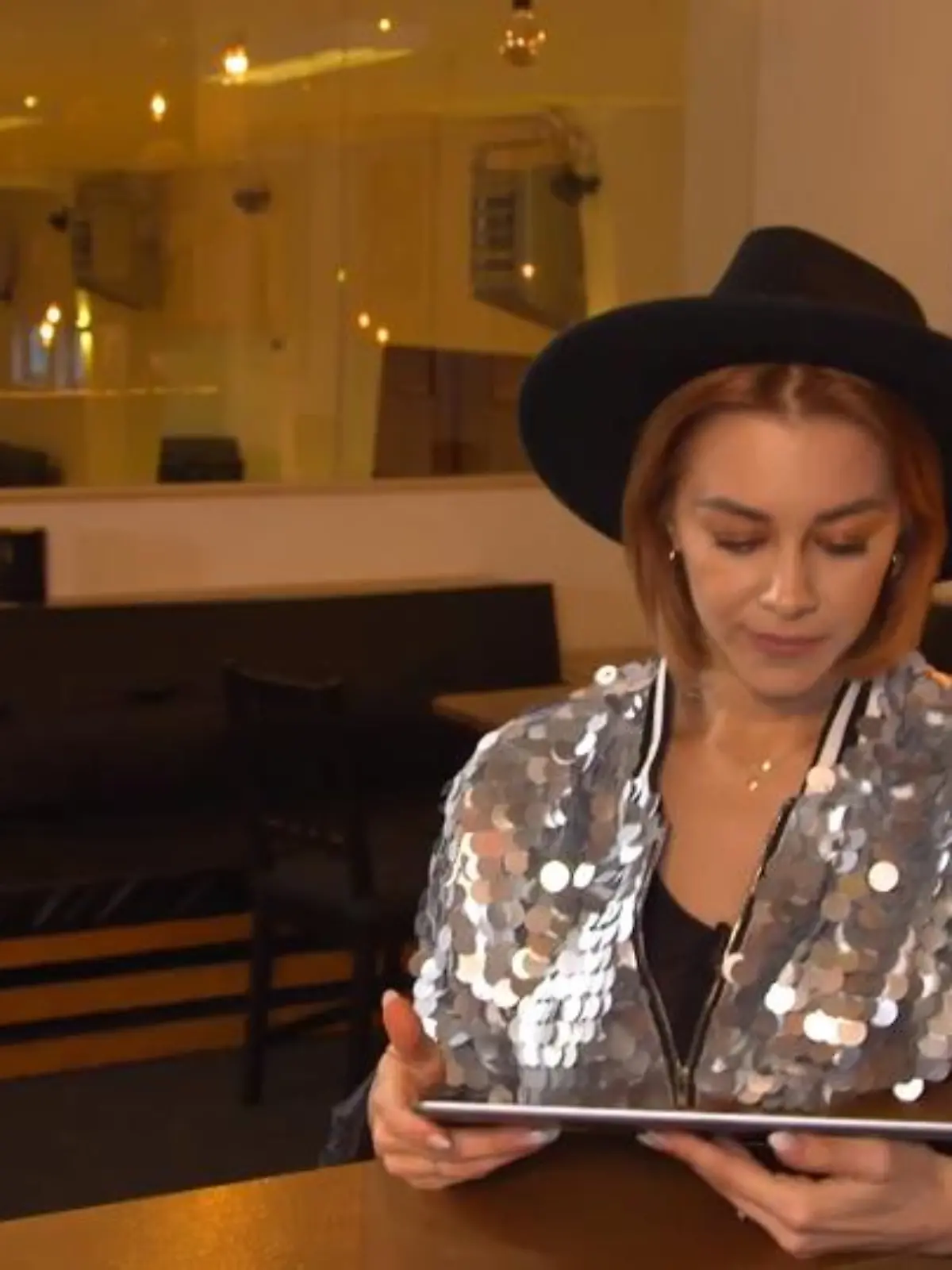 Bild zu: "Oana Nechiti fühlte sich früher hässlich"