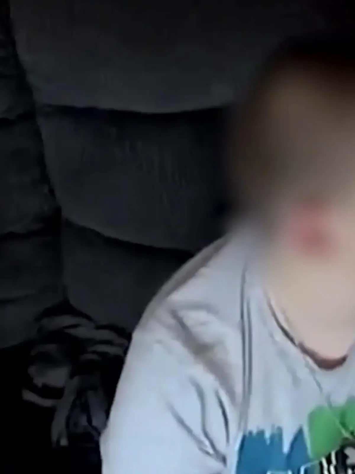 Es ist ein schreckliches Verbrechen: Der kleine Logan soll von seiner Familie zu Tode geprügelt worden sein. Jetzt wurden seine Mutter, sein Stiefvater und Stiefbruder zu einer lebenslangen Haftstrafe verurteilt. Die britische Polizei hat nun Aufnahmen der Festnahme veröffentlicht. Die Szenen sind erschreckend.