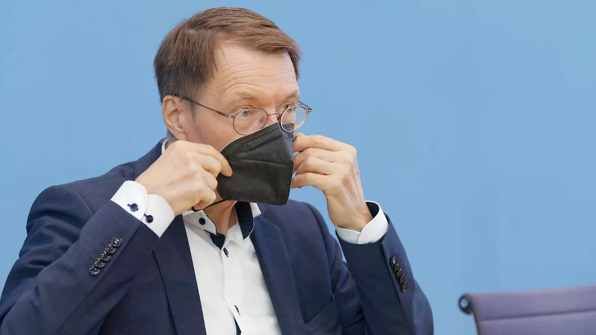  Lauterbach zur Coronal-Lage im Sommer 2022-06-17, Deutschland, Berlin. Bundespressekonferenz zur Corona-Lage im Sommer. Im Bild Karl Lauterbach SPD, Bundesgesundheitsminister. *** Lauterbach to the Coronal situation in the summer 2022 06 17, Germany, Berlin Federal press conference to the Corona situation in the summer In the picture Karl Lauterbach SPD , Federal Minister of Health