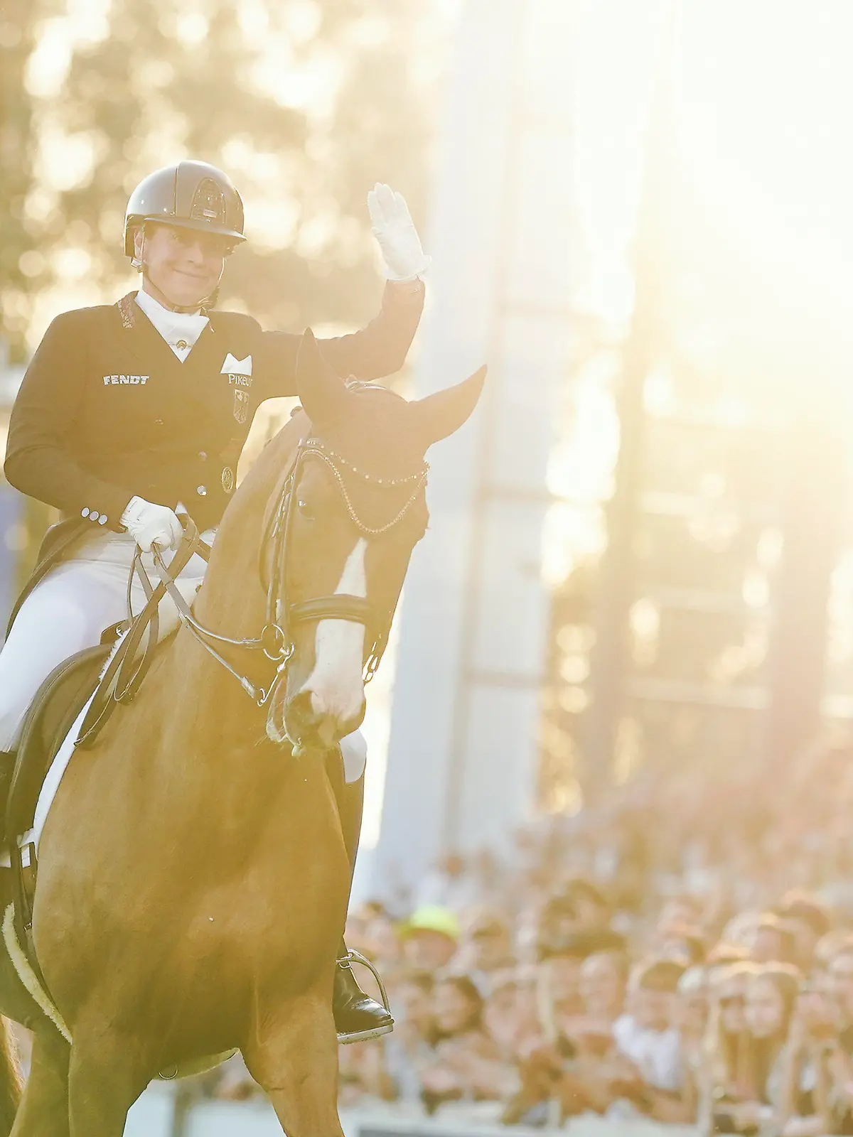 dpatopbilder - 28.06.2022, Nordrhein-Westfalen, Aachen: Pferdesport: CHIO, Eröffnungsfeier. Die deutsche Dressurreiterin Isabell Werth auf ihrem Pferd Bella Rose winkt bei der Verabschiedung ihres Erfolgspferdes ins Publikum. Foto: Uwe Anspach/dpa +++ dpa-Bildfunk +++