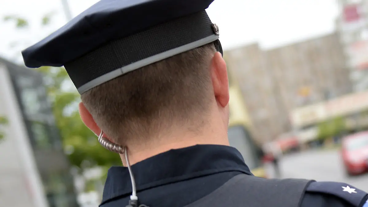 ARCHIV - Nach der Fahrt über eine rote Ampel wird ein Pkw-Fahrer am 22.06.2015 in Berlin von einem Polizeibeamten angehalten. (zu dpa "Bundesrat berät über schärfere Sanktionen für Verkehrssünder" am 22.09.2017) Foto: Rainer Jensen/dpa +++(c) dpa - Bildfunk+++
