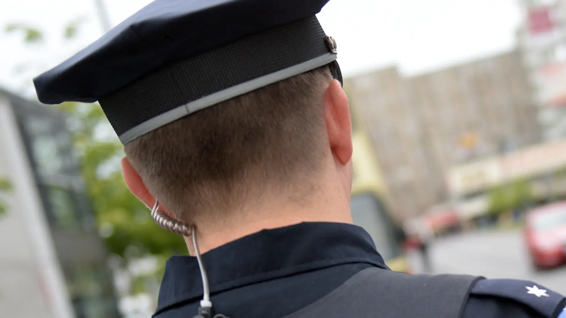 ARCHIV - Nach der Fahrt über eine rote Ampel wird ein Pkw-Fahrer am 22.06.2015 in Berlin von einem Polizeibeamten angehalten. (zu dpa "Bundesrat berät über schärfere Sanktionen für Verkehrssünder" am 22.09.2017) Foto: Rainer Jensen/dpa +++(c) dpa - Bildfunk+++