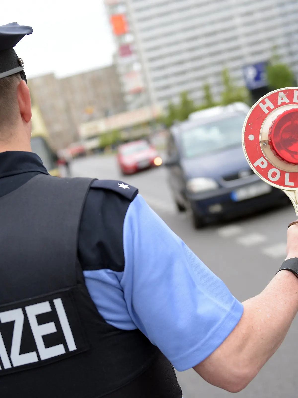 ARCHIV - Nach der Fahrt über eine rote Ampel wird ein Pkw-Fahrer am 22.06.2015 in Berlin von einem Polizeibeamten angehalten. (zu dpa "Bundesrat berät über schärfere Sanktionen für Verkehrssünder" am 22.09.2017) Foto: Rainer Jensen/dpa +++(c) dpa - Bildfunk+++