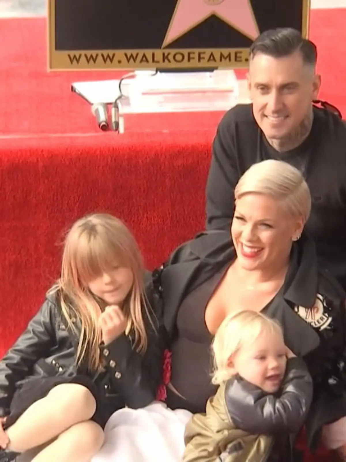 Bild zu: "Pink enthüllt Stern auf Walk of Fame"