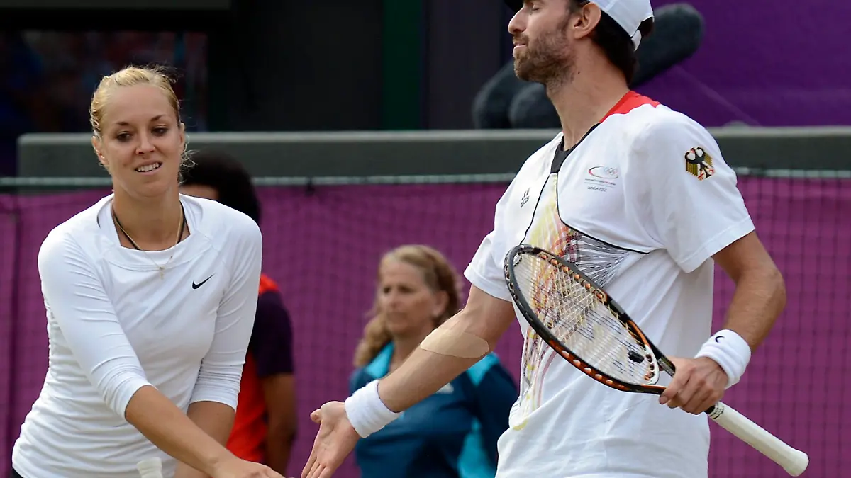 epa03340740 Christopher Kas and Sabine Lisicki of Germany in action during their Mixed Doubles Semifinal match against Andy Murray and Laura Robson of Britain during the London 2012 Olympic Games Tennis competition in Wimbledon, Greater London, Britain, 04 August 2012. EPA/ANDY RAIN  +++(c) dpa - Bildfunk+++