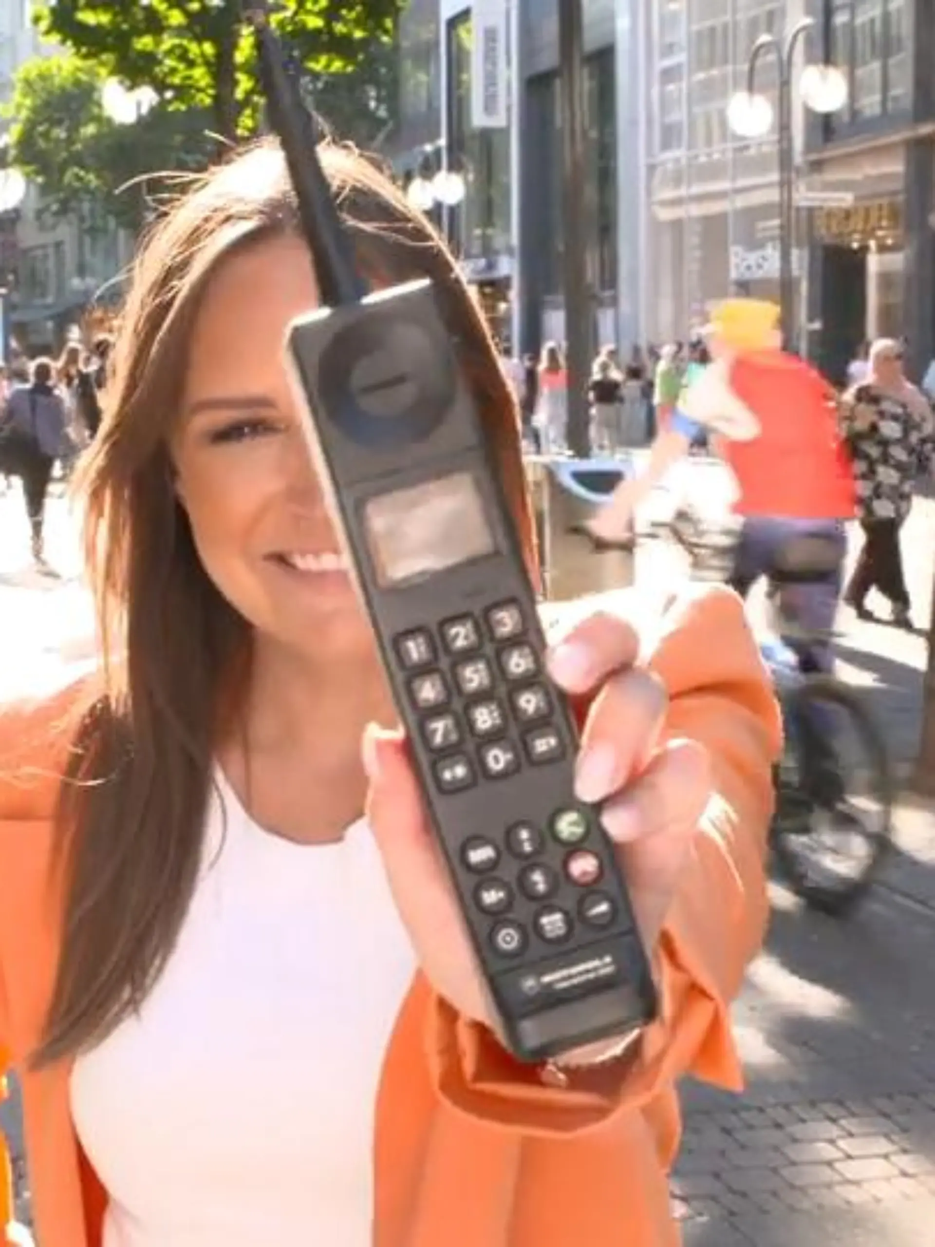 1992 geht in Deutschland das Mobilfunknetz an den Start und ebnet den Weg für unser aller bester Freund: dem Mobilfunkhandy. Nach 30 Jahren können wir uns Handy und Smartphone nicht mehr aus unserem Leben wegdenken, doch die haben seit den 90ern eine krasse Wandlung nach der anderen durchgemacht.