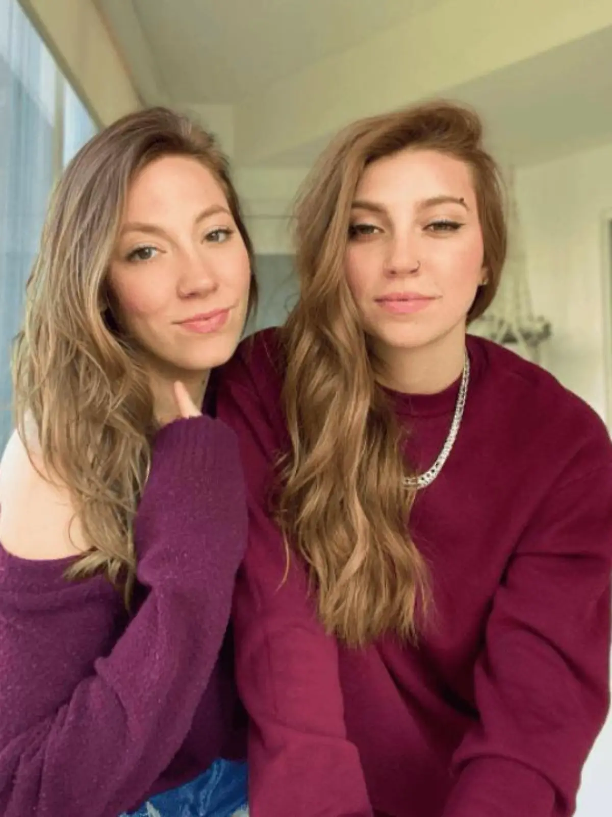 Sind sie wirklich Schwestern? Das Influencerinnen-Pärchen Carley Gonschior und Mercedes Stewart wartet auf das Ergebnis ihres DNA-Tests.