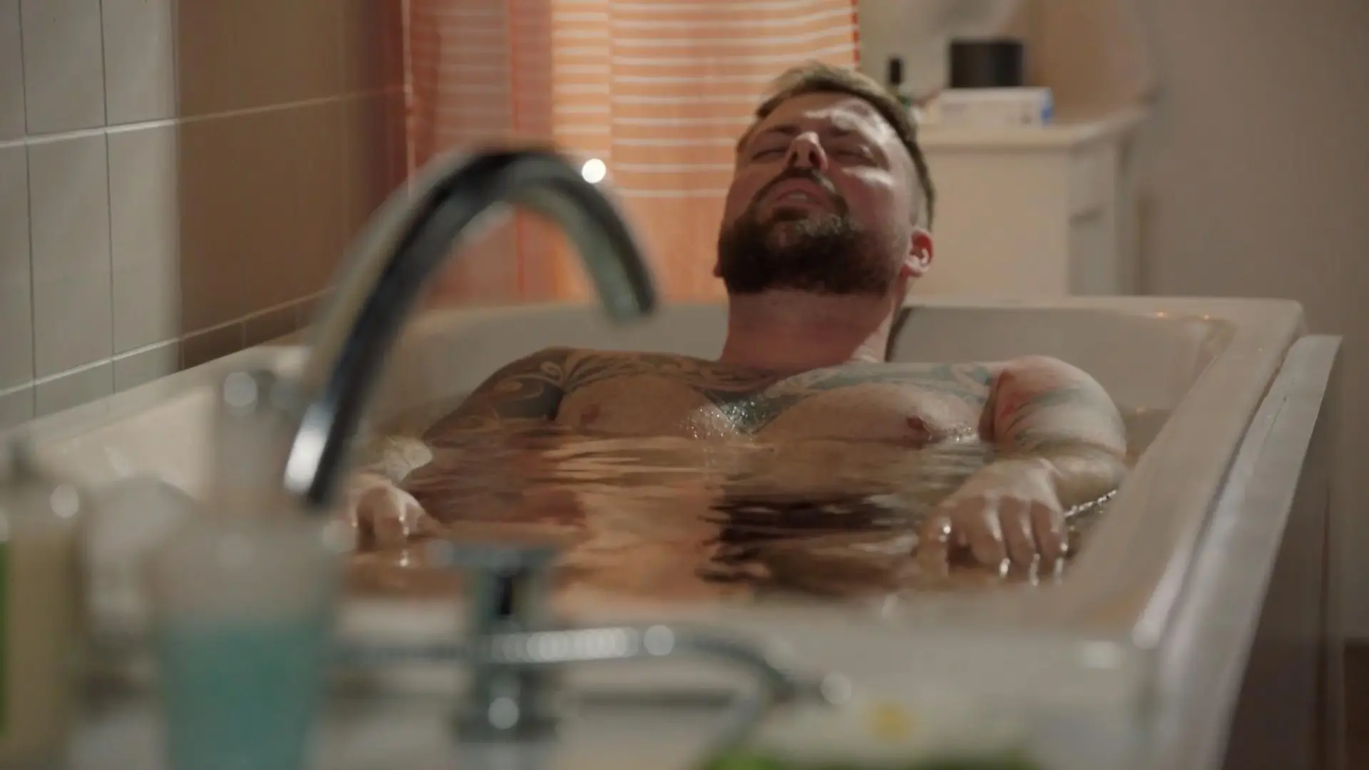 Was Zuschauer vor dem TV nicht wissen: GZSZ-Schauspieler Felix von Jascheroff liegt hier in kaltem Wasser.