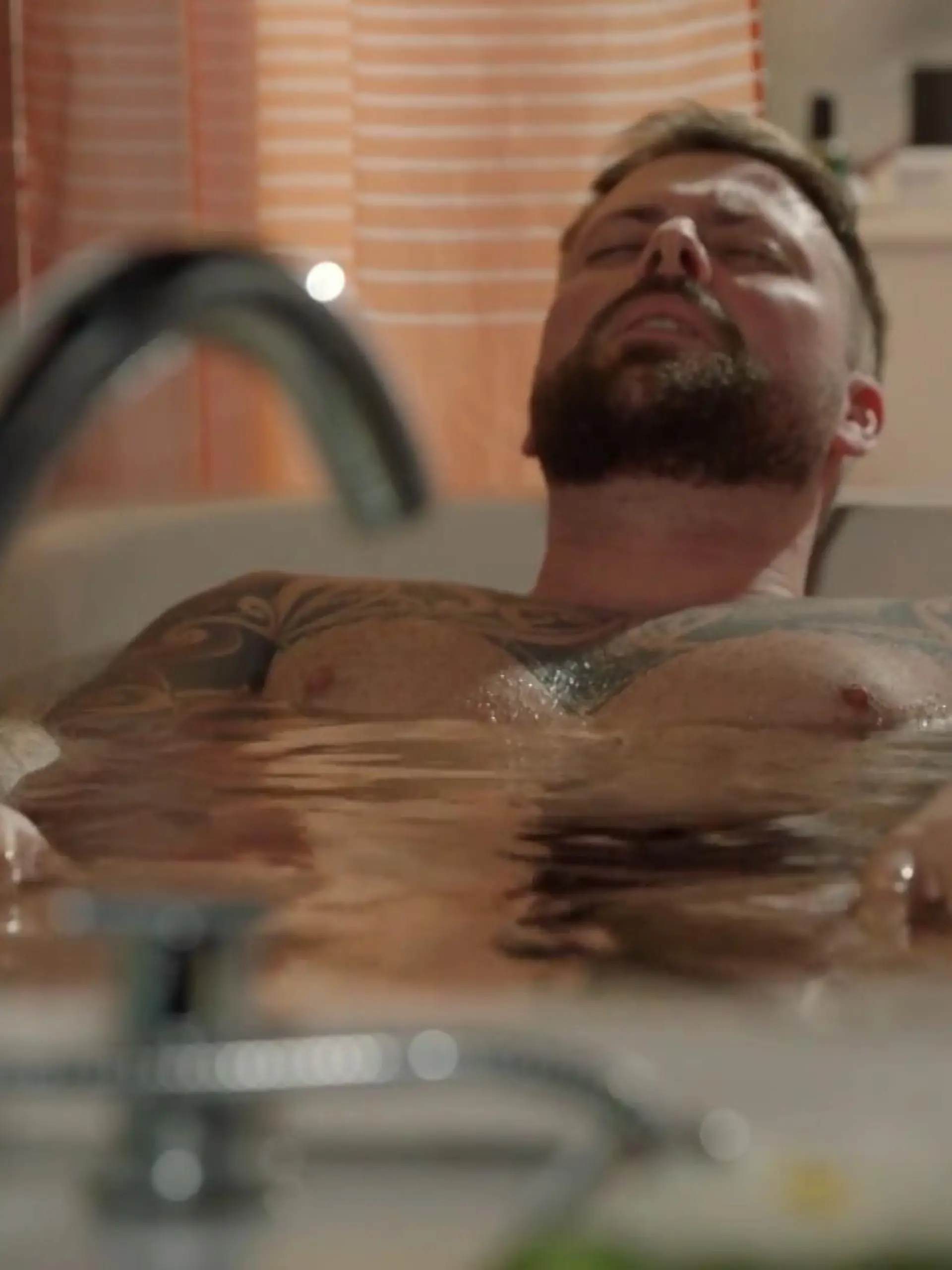 Was Zuschauer vor dem TV nicht wissen: GZSZ-Schauspieler Felix von Jascheroff liegt hier in kaltem Wasser.