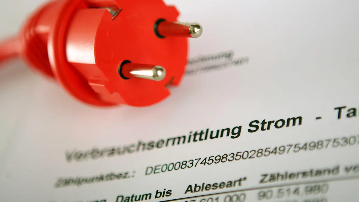 ARCHIV - Ein roter Stromstecker liegt auf einer Jahresabrechung für Strom (Archivfoto vom 04.10.2006). Die deutschen Haushalte verbrauchen immer weniger Energie und Strom, müssen dafür aber immer mehr bezahlen. In erdgasbeheizten Wohnungen legten die Heizkosten 2006 im Schnitt um 12,5 Prozent zu. Dabei sei der Energieverbrauch vor allem wegen des milden Winters aber um sechs Prozent gesunken, teilte der Deutsche Mieterbund (DMB) am Donnerstag (23.08.2007) bei der Veröffentlichung des neuen Heizspiegels in Berlin mit. Foto: Felix Heyder (zu dpa 0611 vom 23.08.2007) +++(c) dpa - Bildfunk+++