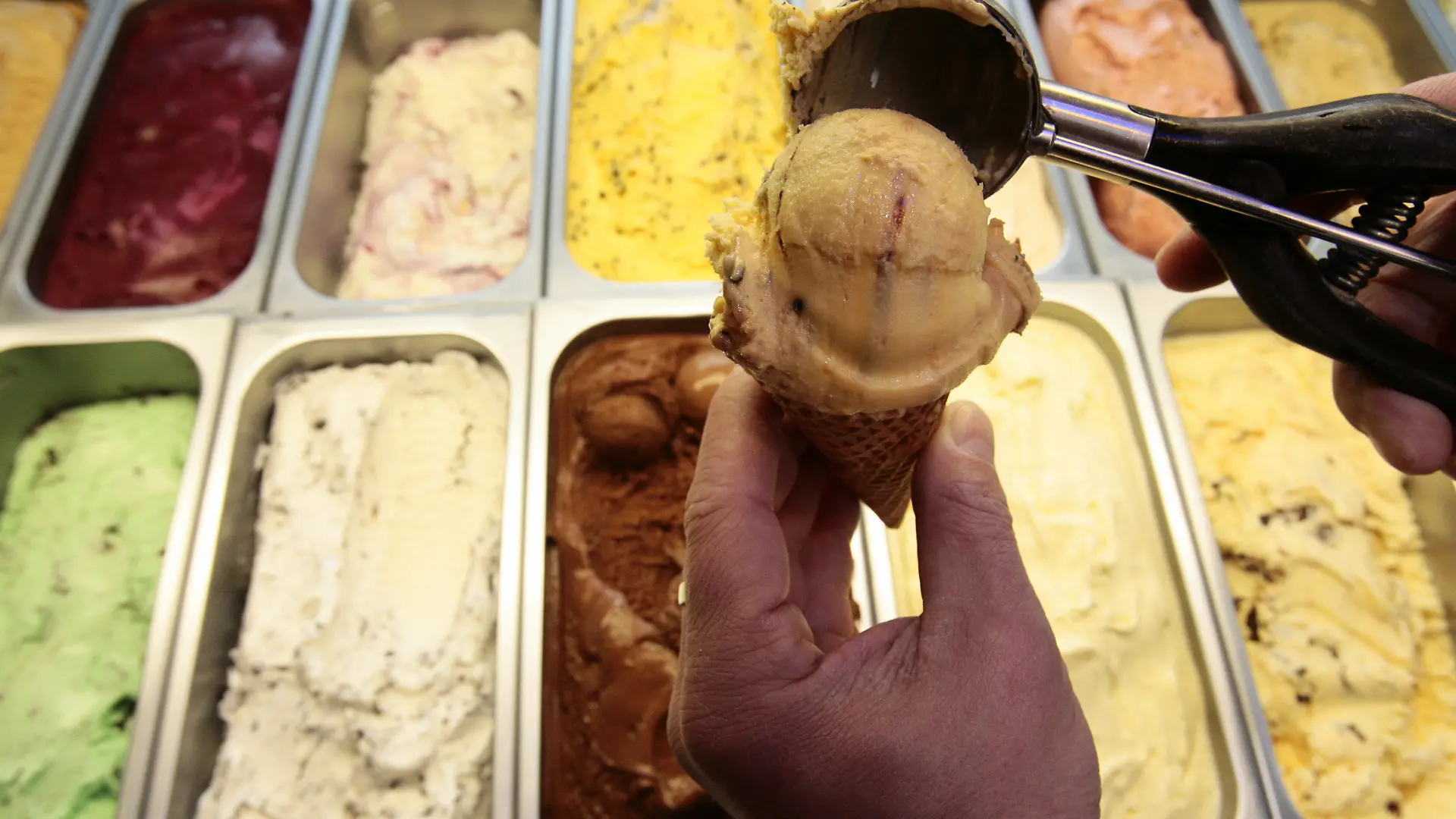 ARCHIV - Ein Eisverkäufer formt am 30.03.2009 in einer Eisdiele inn Düsseldorf ein Bällchen Eis. Auch wenn viele Eisdielen mit exotischen Kreationen locken, mögen es die Kunden doch eher klassisch. Vanille, Schokolade, Erdbeere und Stracciatella sind nach wie vor der Renner in den Eisdielen in Rheinland-Pfalz, wie eine nicht repräsentative dpa-Umfrage ergeben hat. Foto: David Ebener dpa/lrs (zu dpa-Umfrage: "Eis-Liebhaber mögen es klassisch" vom 24.04.2010) +++(c) dpa - Bildfunk+++