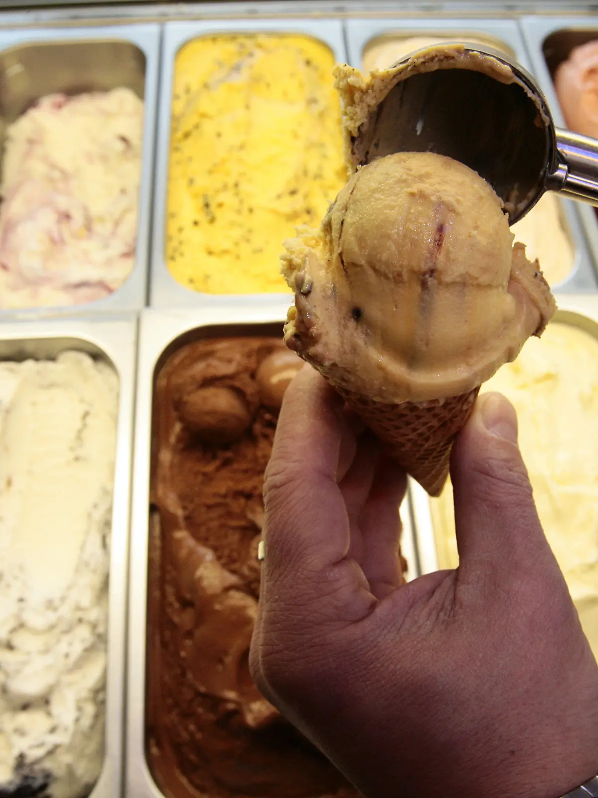ARCHIV - Ein Eisverkäufer formt am 30.03.2009 in einer Eisdiele inn Düsseldorf ein Bällchen Eis. Auch wenn viele Eisdielen mit exotischen Kreationen locken, mögen es die Kunden doch eher klassisch. Vanille, Schokolade, Erdbeere und Stracciatella sind nach wie vor der Renner in den Eisdielen in Rheinland-Pfalz, wie eine nicht repräsentative dpa-Umfrage ergeben hat. Foto: David Ebener dpa/lrs (zu dpa-Umfrage: "Eis-Liebhaber mögen es klassisch" vom 24.04.2010)  +++(c) dpa - Bildfunk+++