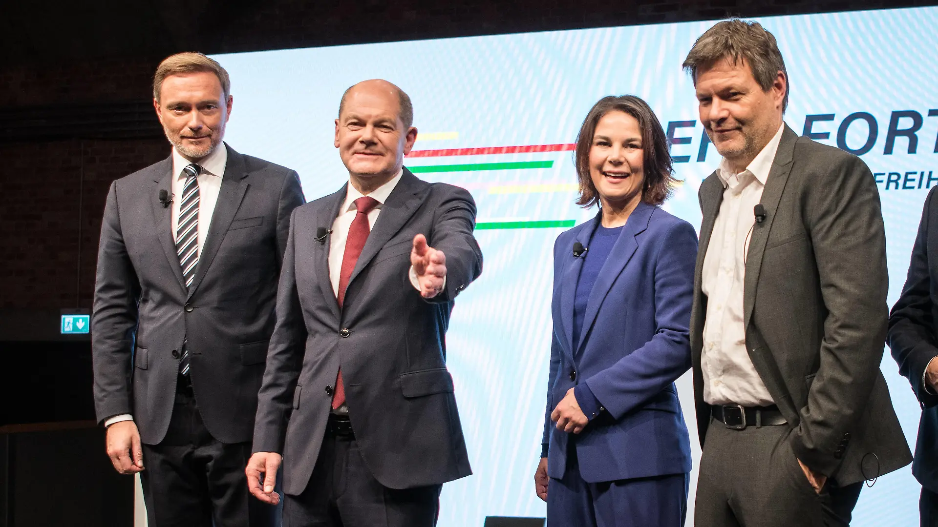 News Bilder des Tages Der Bundesvorsitzende der FDP, Christian Lindner, Finanzminister und Vizekanzler Olaf Scholz SPD und die Vorsitzenden von Buendnis 90 / Die Gruenen Annalena Baerbock und Robert Habeck am 24. November 2021 bei der Vorstellung des Koalitionsvertrags der sogenannten Ampelkoalition aus SPD, FDP und Gruenen. Ampelkoalition stellt Koalitionsvertrag vor *** The federal leader of the FDP, Christian Lindner, Finance Minister and Vice Chancellor Olaf Scholz SPD and the leaders of Buendnis 90 Die Gruenen Annalena Baerbock and Robert Habeck on 24 November 2021 at the presentation of the coalition agreement of the so-called traffic light coalition of SPD, FDP and Greens Traffic light coalition presents coalition agreement