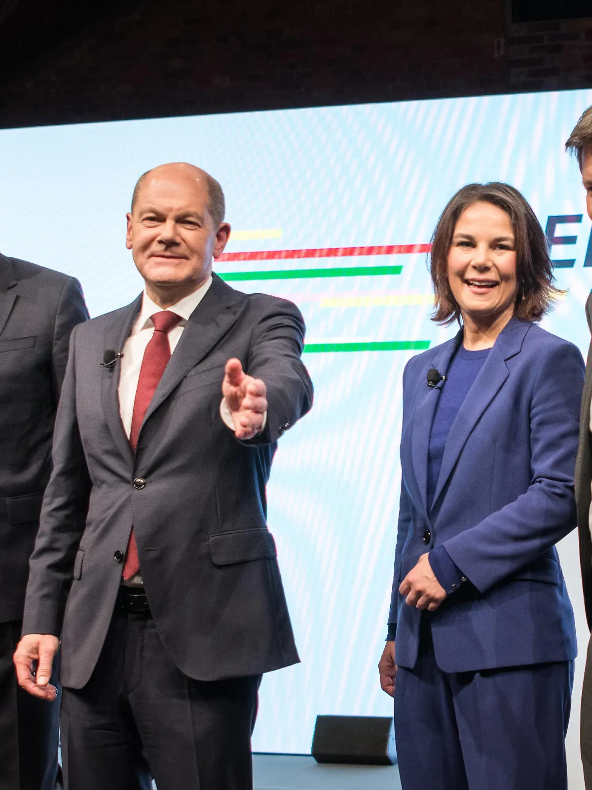 News Bilder des Tages Der Bundesvorsitzende der FDP, Christian Lindner, Finanzminister und Vizekanzler Olaf Scholz SPD und die Vorsitzenden von Buendnis 90 / Die Gruenen Annalena Baerbock und Robert Habeck am 24. November 2021 bei der Vorstellung des Koalitionsvertrags der sogenannten Ampelkoalition aus SPD, FDP und Gruenen. Ampelkoalition stellt Koalitionsvertrag vor *** The federal leader of the FDP, Christian Lindner, Finance Minister and Vice Chancellor Olaf Scholz SPD and the leaders of Buendnis 90 Die Gruenen Annalena Baerbock and Robert Habeck on 24 November 2021 at the presentation of the coalition agreement of the so-called traffic light coalition of SPD, FDP and Greens Traffic light coalition presents coalition agreement