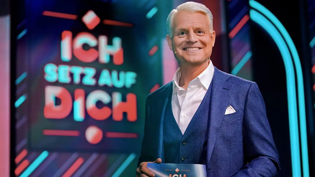 HANDOUT - 18.06.2022, ---: Moderator Guido Cantz in der Sendung «Ich setz auf dich» (undatierte Aufnahme). Die neue RTL-Show «Ich setz auf dich» hat am Samstag (2. Juli 2022) um 20.15 Uhr Premiere. (zu dpa: Guido als Gottschalk? Neue Wett-Sendung am Samstagabend) Foto: Stefan Gregorowius/RTL/dpa - ACHTUNG: Nur zur redaktionellen Verwendung im Zusammenhang mit einer Berichterstattung über die Sendung und nur mit vollständiger Nennung des vorstehenden Credits. Das Foto darf nicht verändert und nur im vollen Ausschnitt verwendet werden. Keine Archivierung. +++ dpa-Bildfunk +++