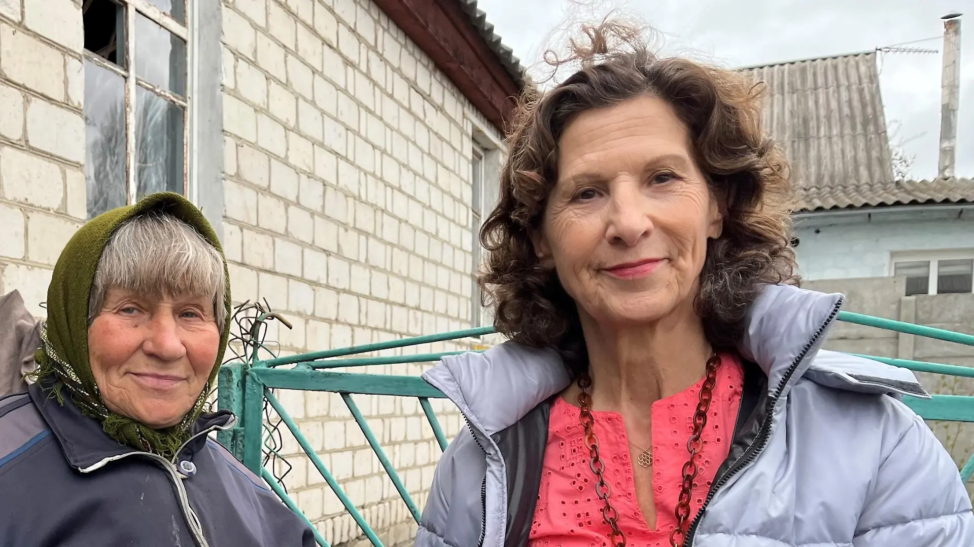 Antonia Rados und eine ukrainische Witwe in Butscha.