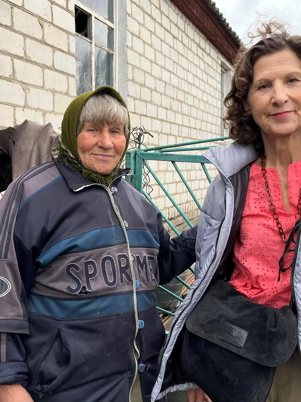 Antonia Rados und eine ukrainische Witwe in Butscha.