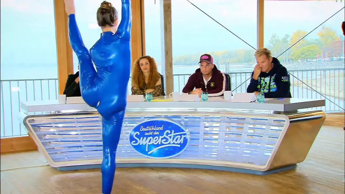Gesang im Latexanzug Akrobatische Aufführung von Ricarda